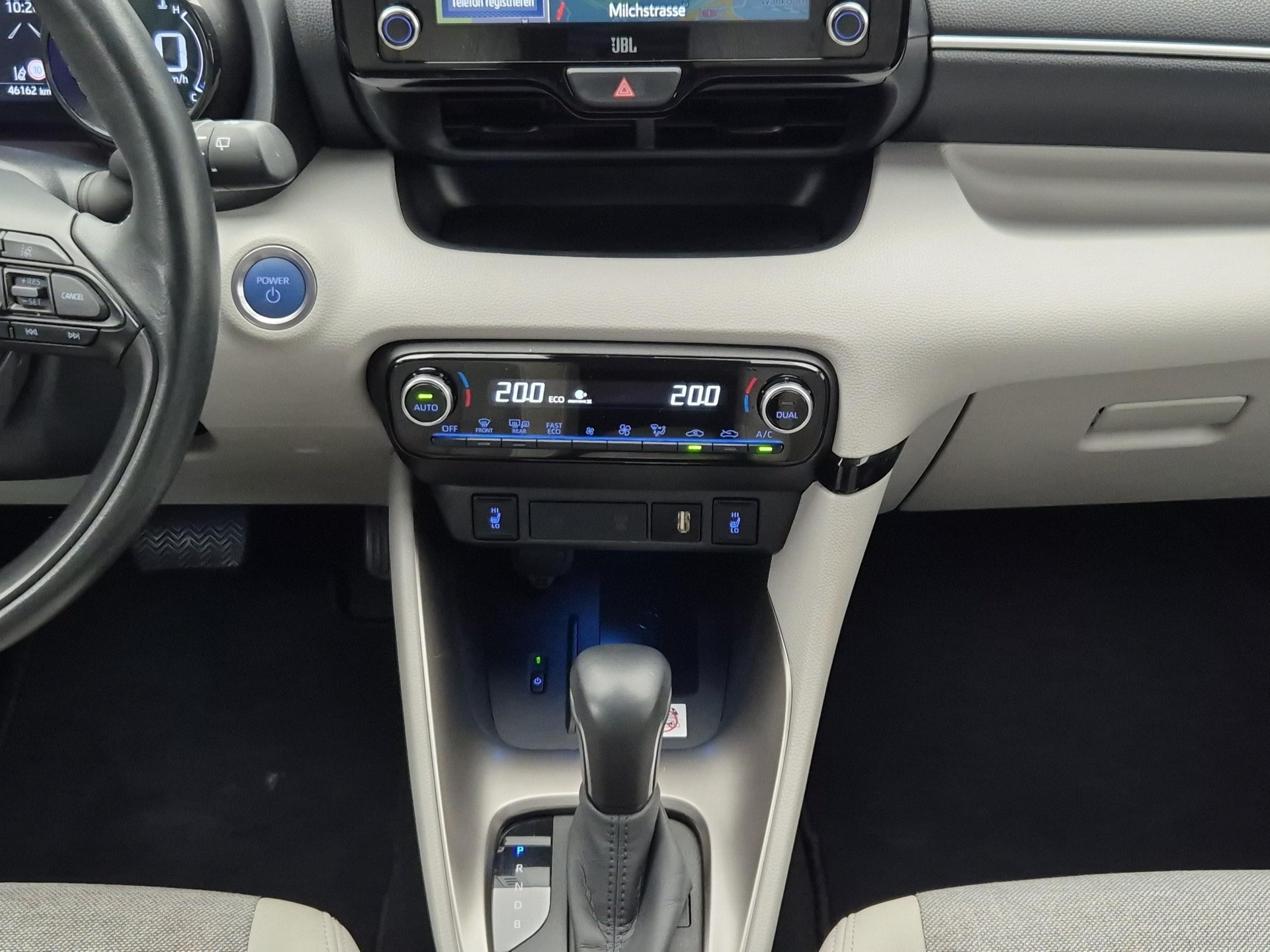 TOYOTA Yaris 1.5 VVT-i HSD Premium-image-12