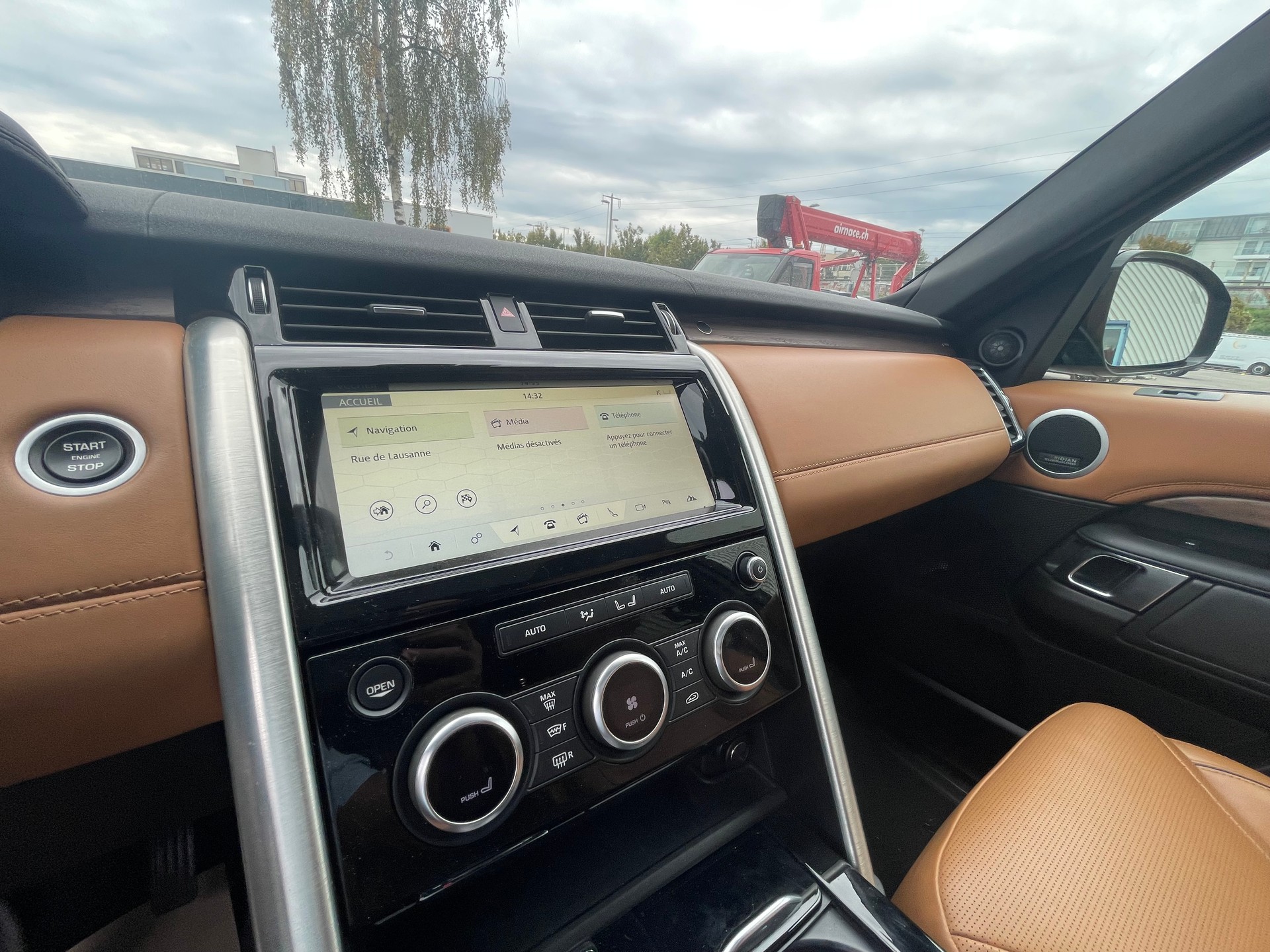 LAND ROVER Discovery 2.0 SD4 HSE Luxury Automatic-image-12