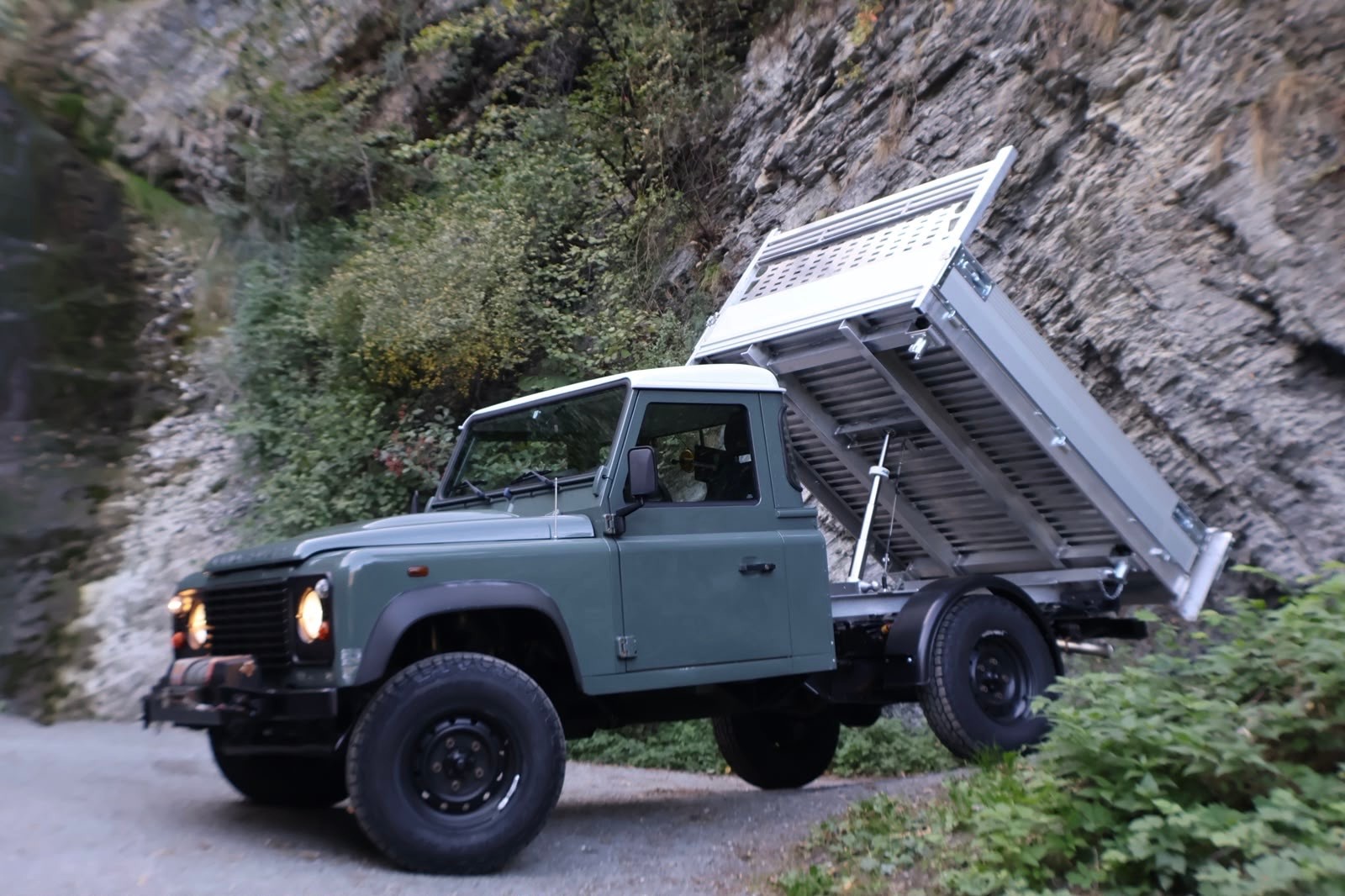 LAND ROVER Defender 110 2.2 TD4 High Capacity Pick Up-image-6