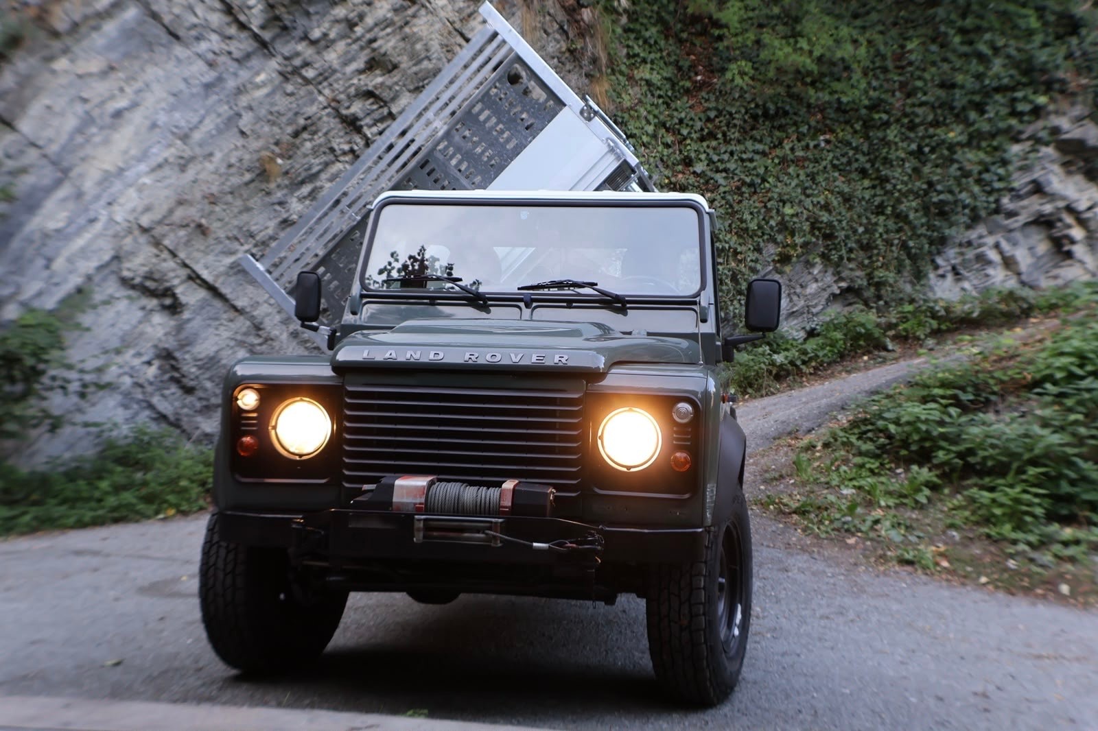 LAND ROVER Defender 110 2.2 TD4 High Capacity Pick Up-image-7