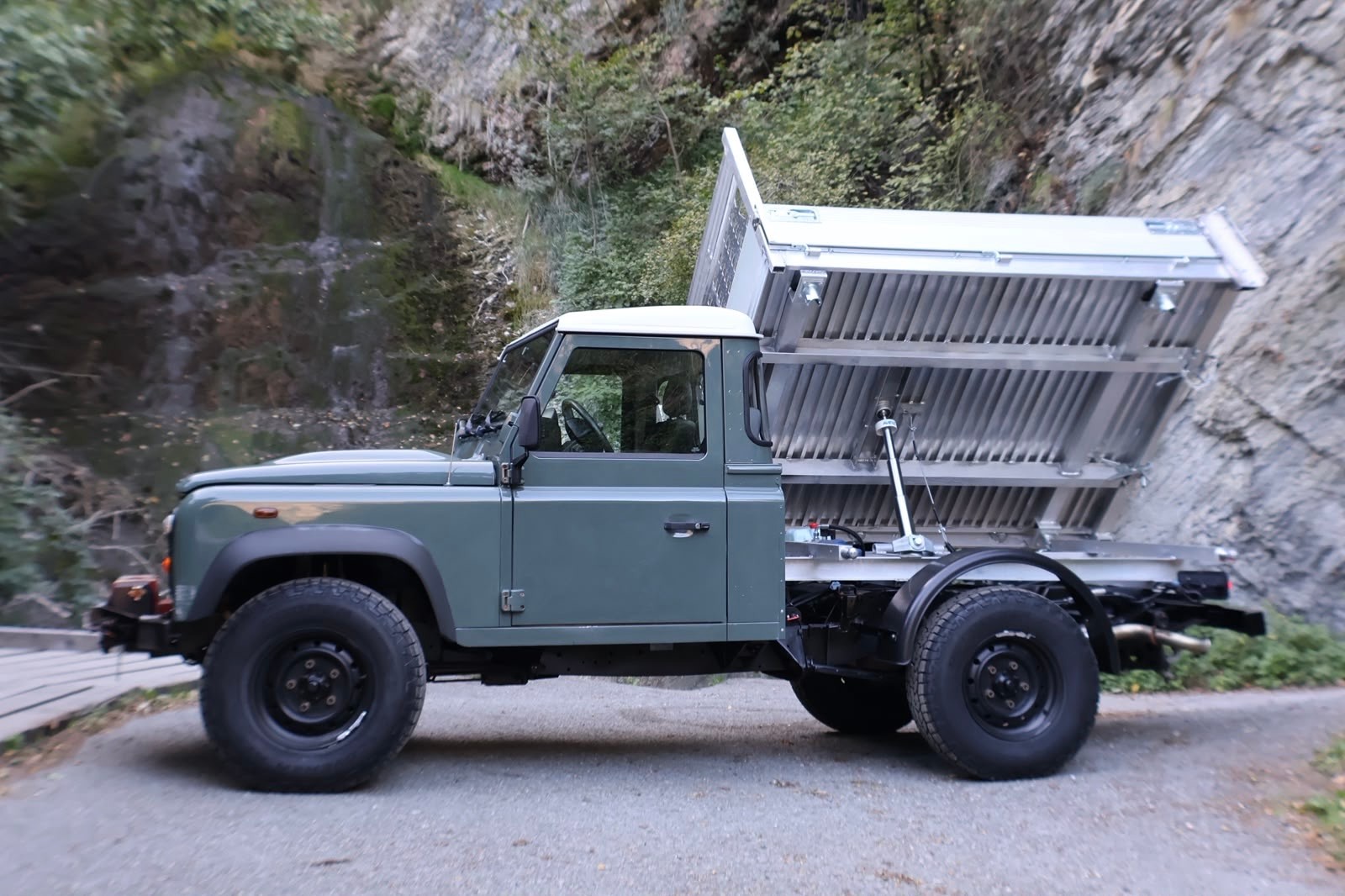 LAND ROVER Defender 110 2.2 TD4 High Capacity Pick Up-image-5