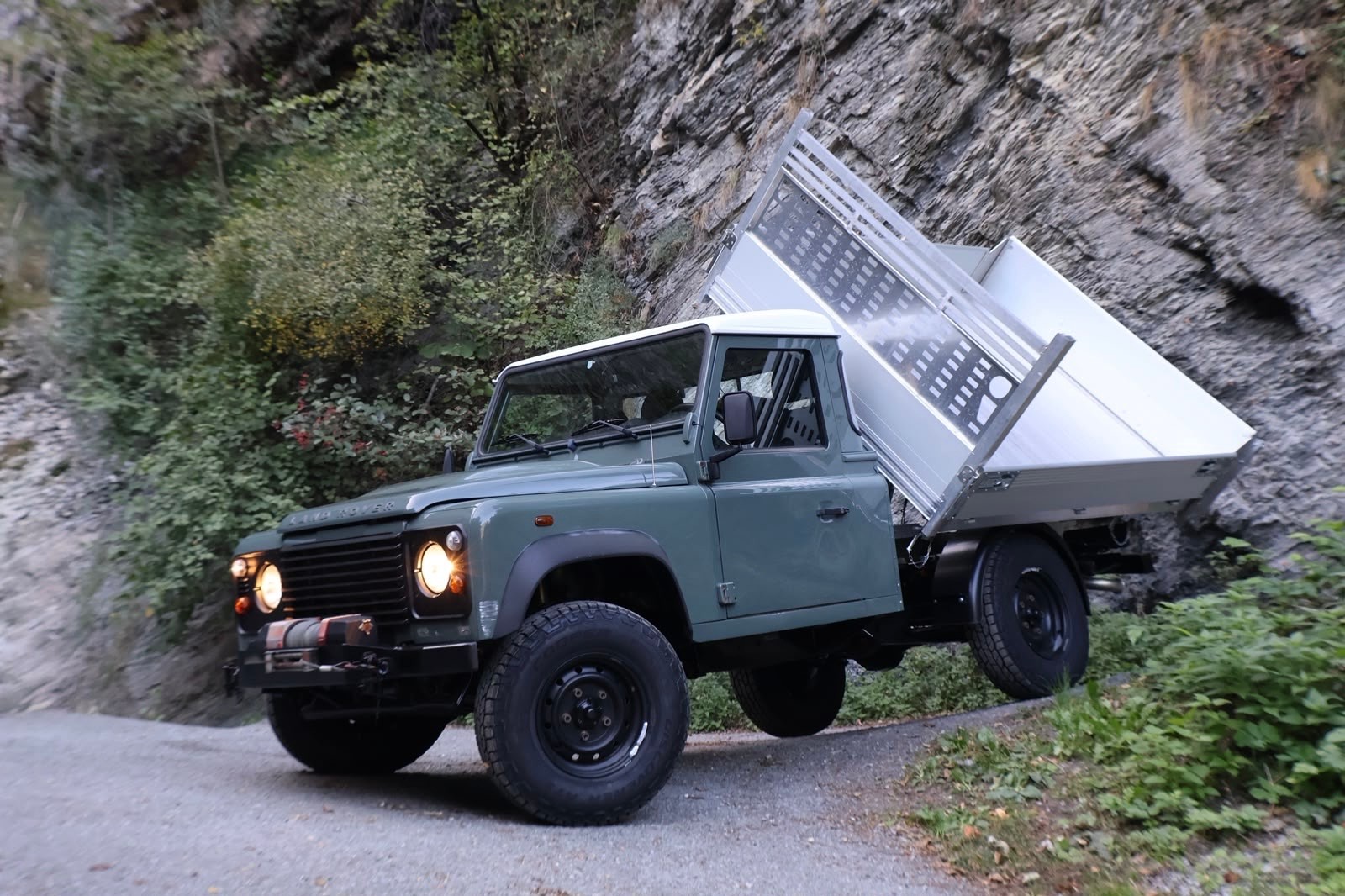 LAND ROVER Defender 110 2.2 TD4 High Capacity Pick Up-image-4
