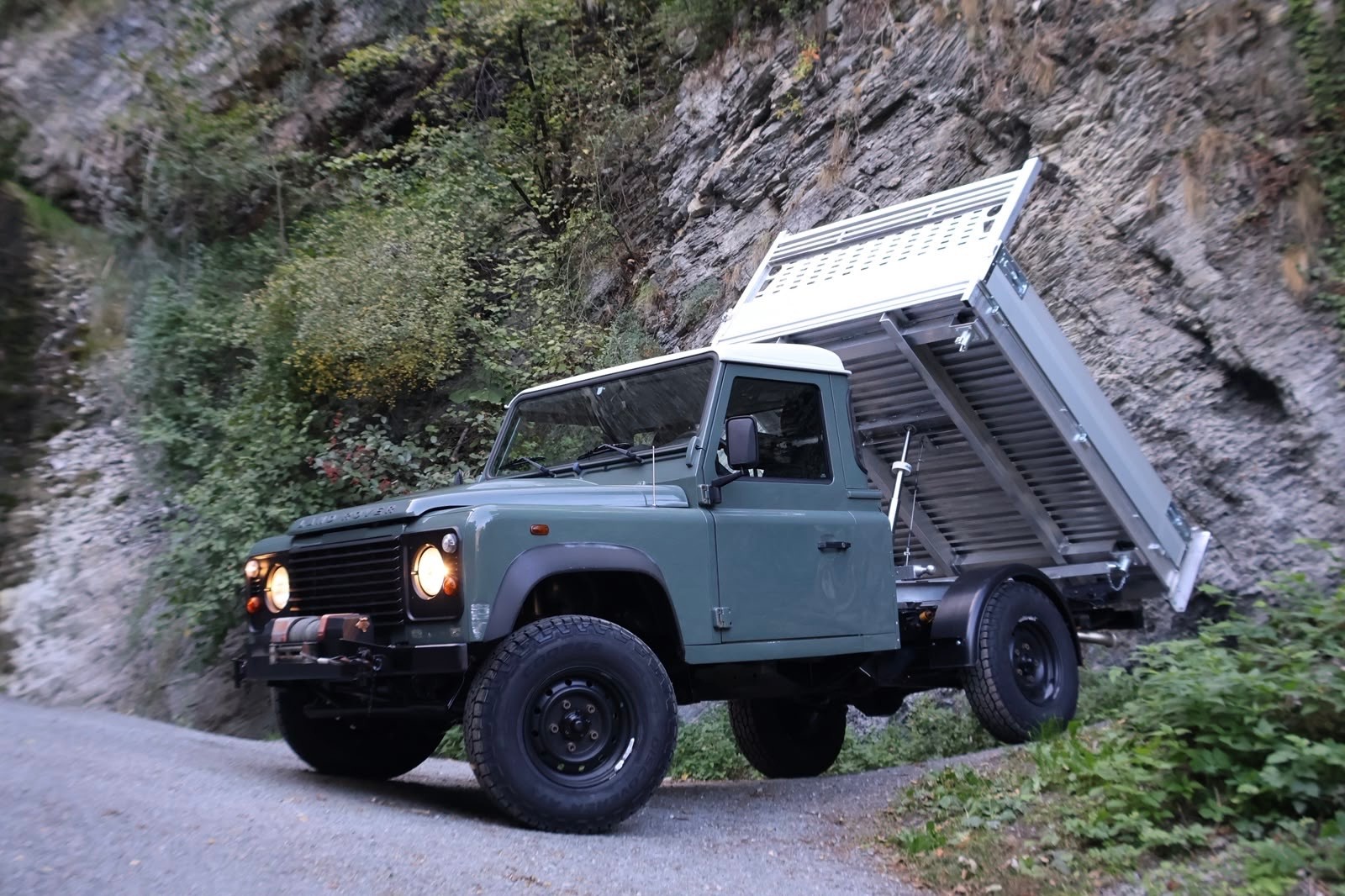 LAND ROVER Defender 110 2.2 TD4 High Capacity Pick Up-image-1