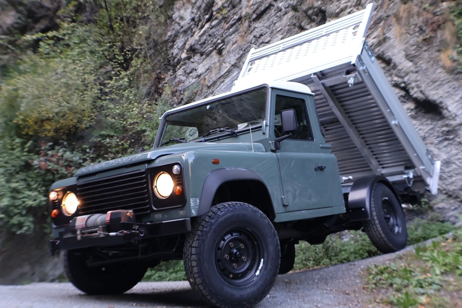LAND ROVER Defender 110 2.2 TD4 High Capacity Pick Up-image-3