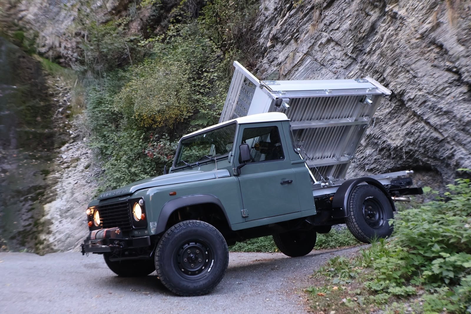 LAND ROVER Defender 110 2.2 TD4 High Capacity Pick Up-image-2