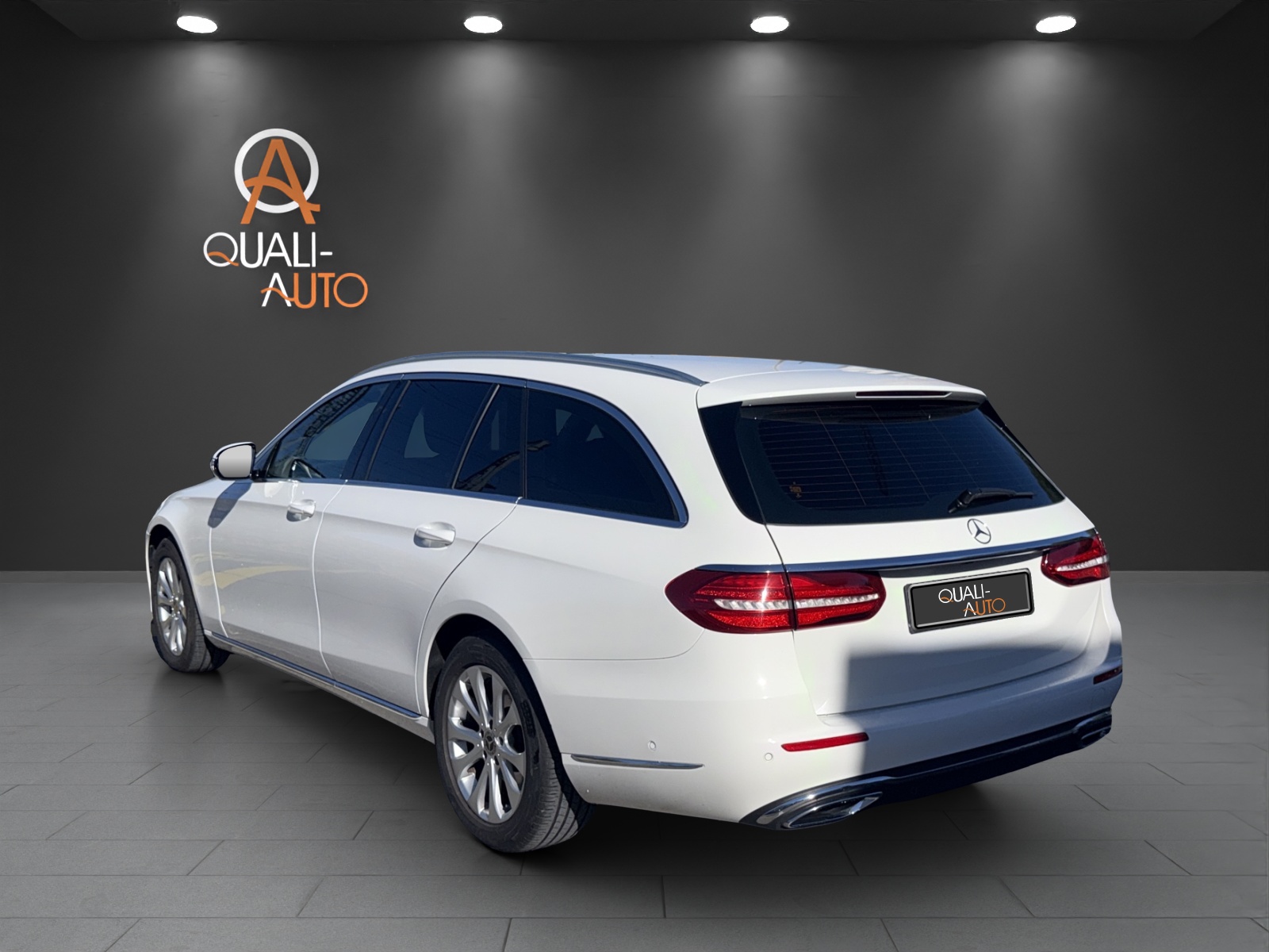 MERCEDES-BENZ E 220 d Swiss Star AMG Line 4Matic 9G-Tronic-image-3