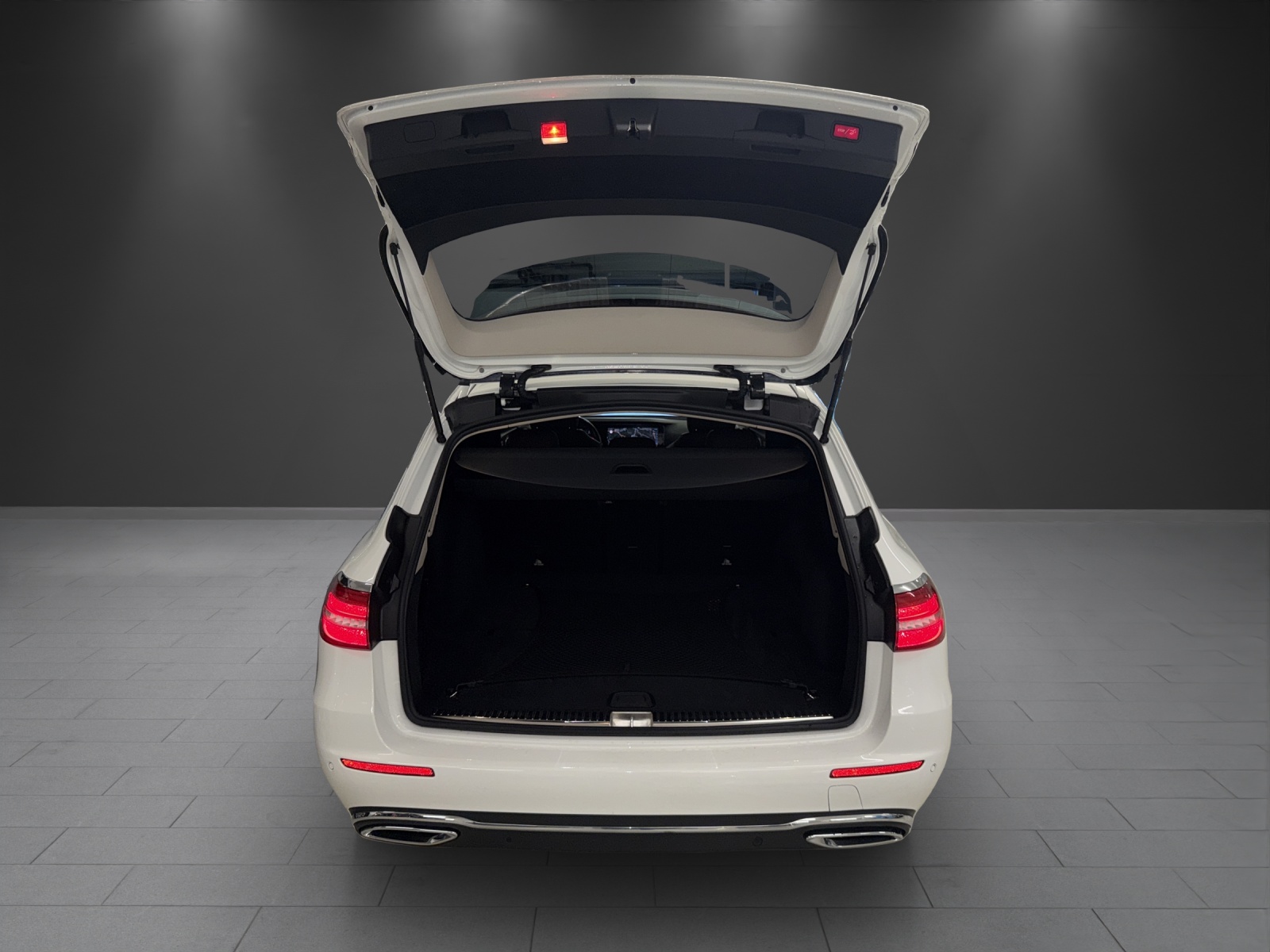 MERCEDES-BENZ E 220 d Swiss Star AMG Line 4Matic 9G-Tronic-image-14