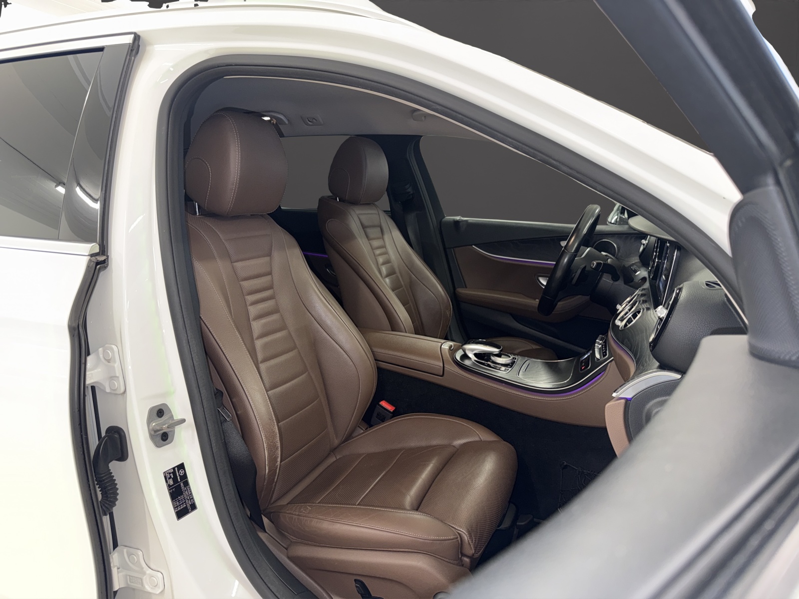 MERCEDES-BENZ E 220 d Swiss Star AMG Line 4Matic 9G-Tronic-image-7