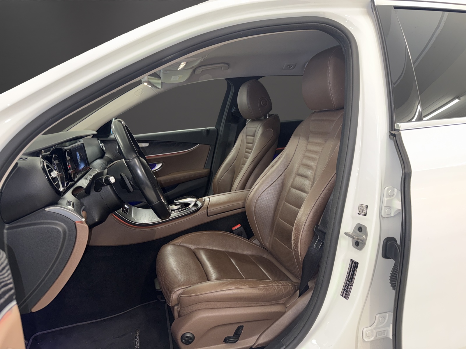 MERCEDES-BENZ E 220 d Swiss Star AMG Line 4Matic 9G-Tronic-image-6