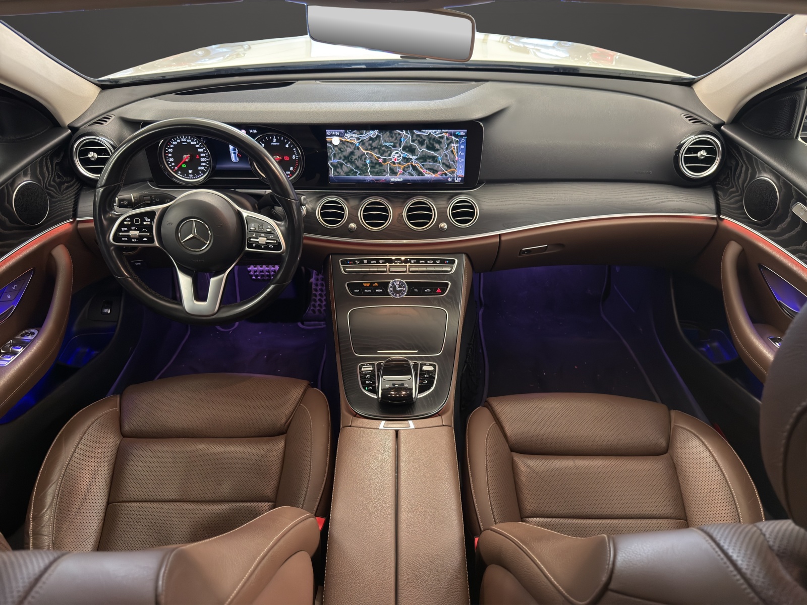 MERCEDES-BENZ E 220 d Swiss Star AMG Line 4Matic 9G-Tronic-image-8