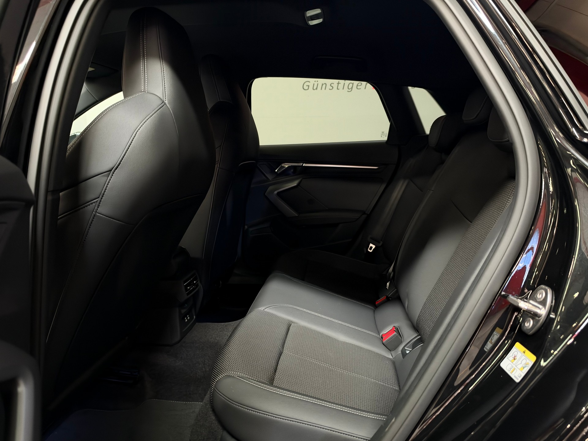 AUDI A3 Sportback TFSI 110 kW S line S tronic-image-12