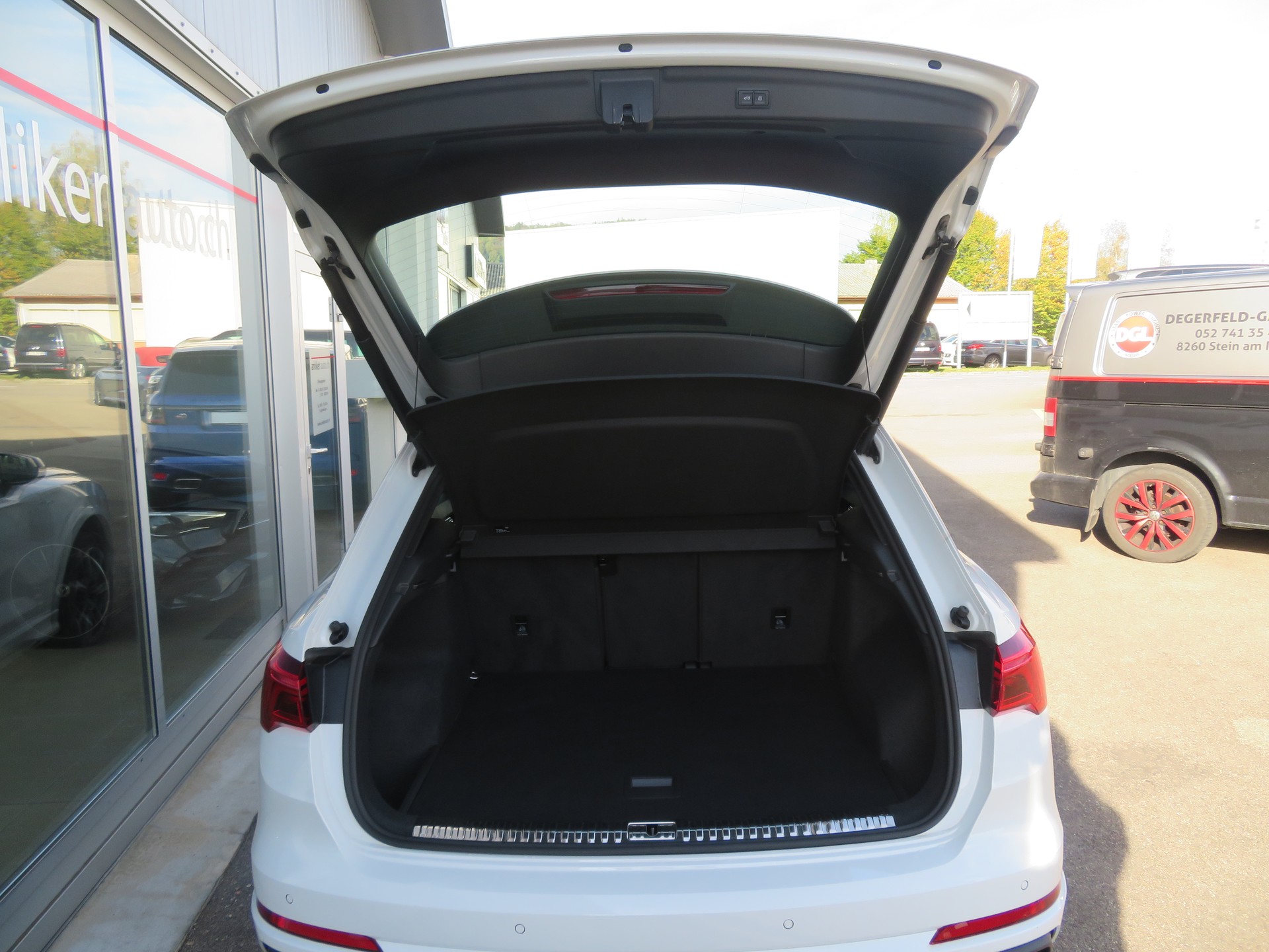 AUDI Q3 40 TFSI S line quattro S-tronic-image-3