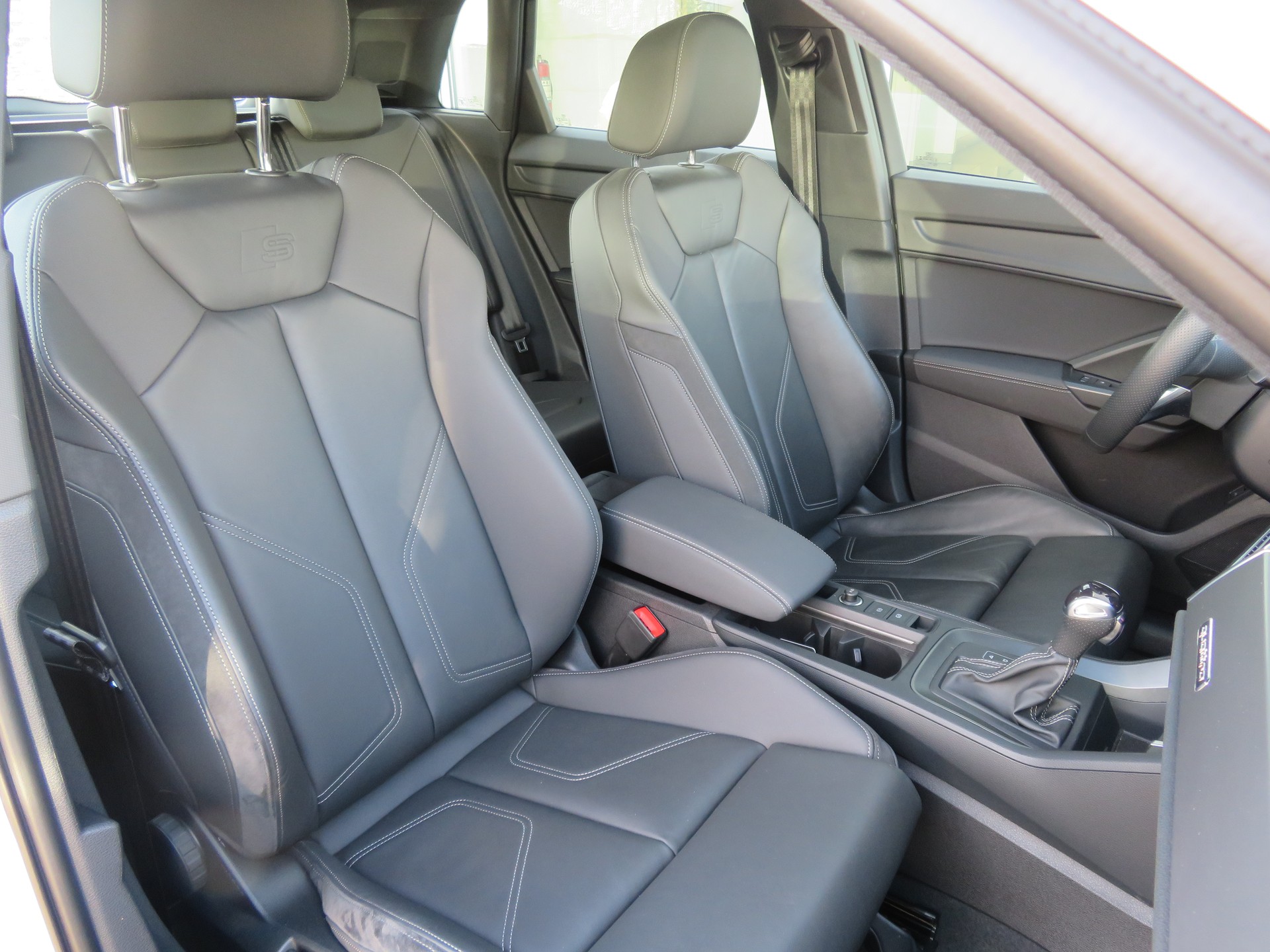 AUDI Q3 40 TFSI S line quattro S-tronic-image-8
