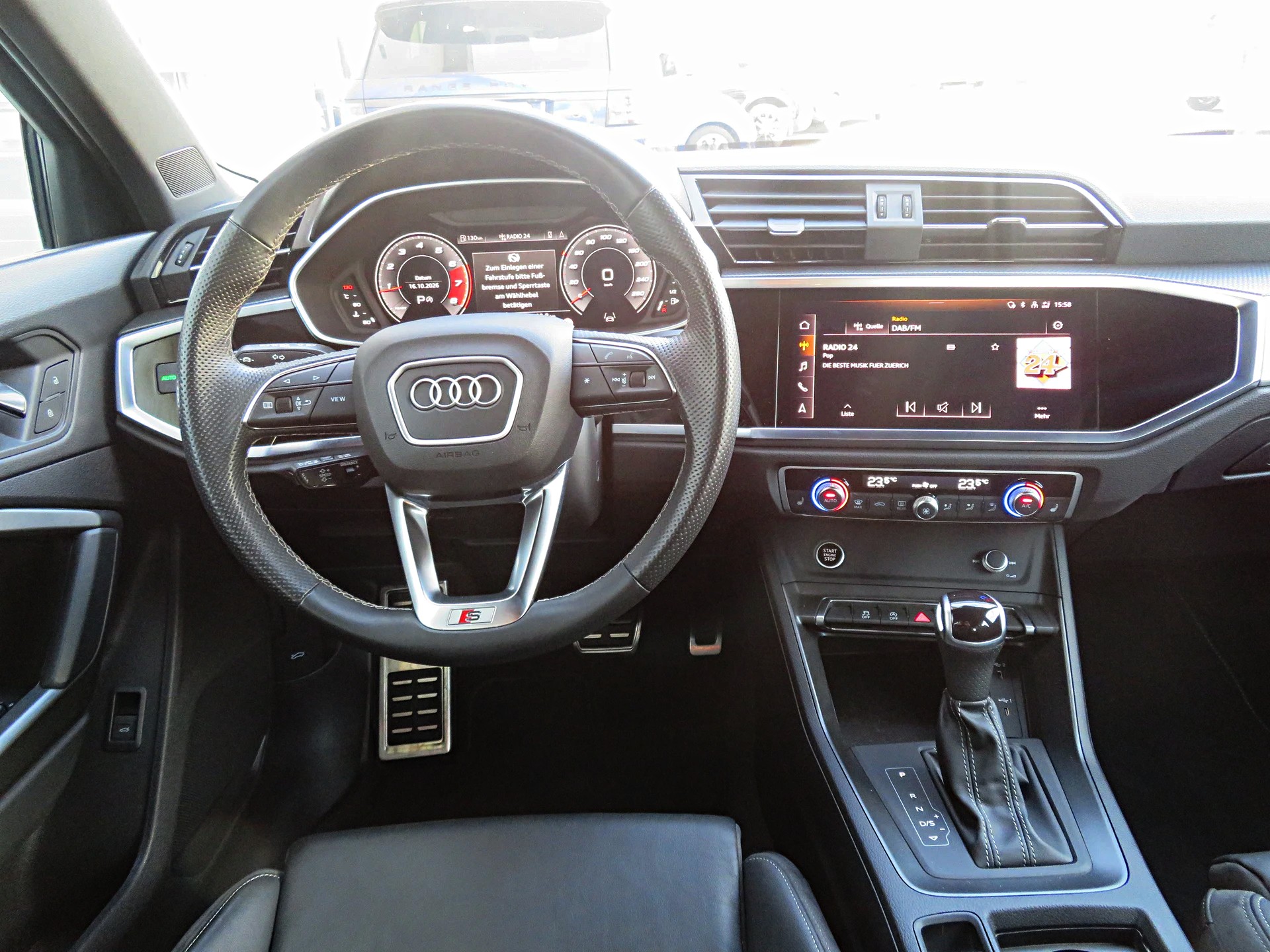AUDI Q3 40 TFSI S line quattro S-tronic-image-4