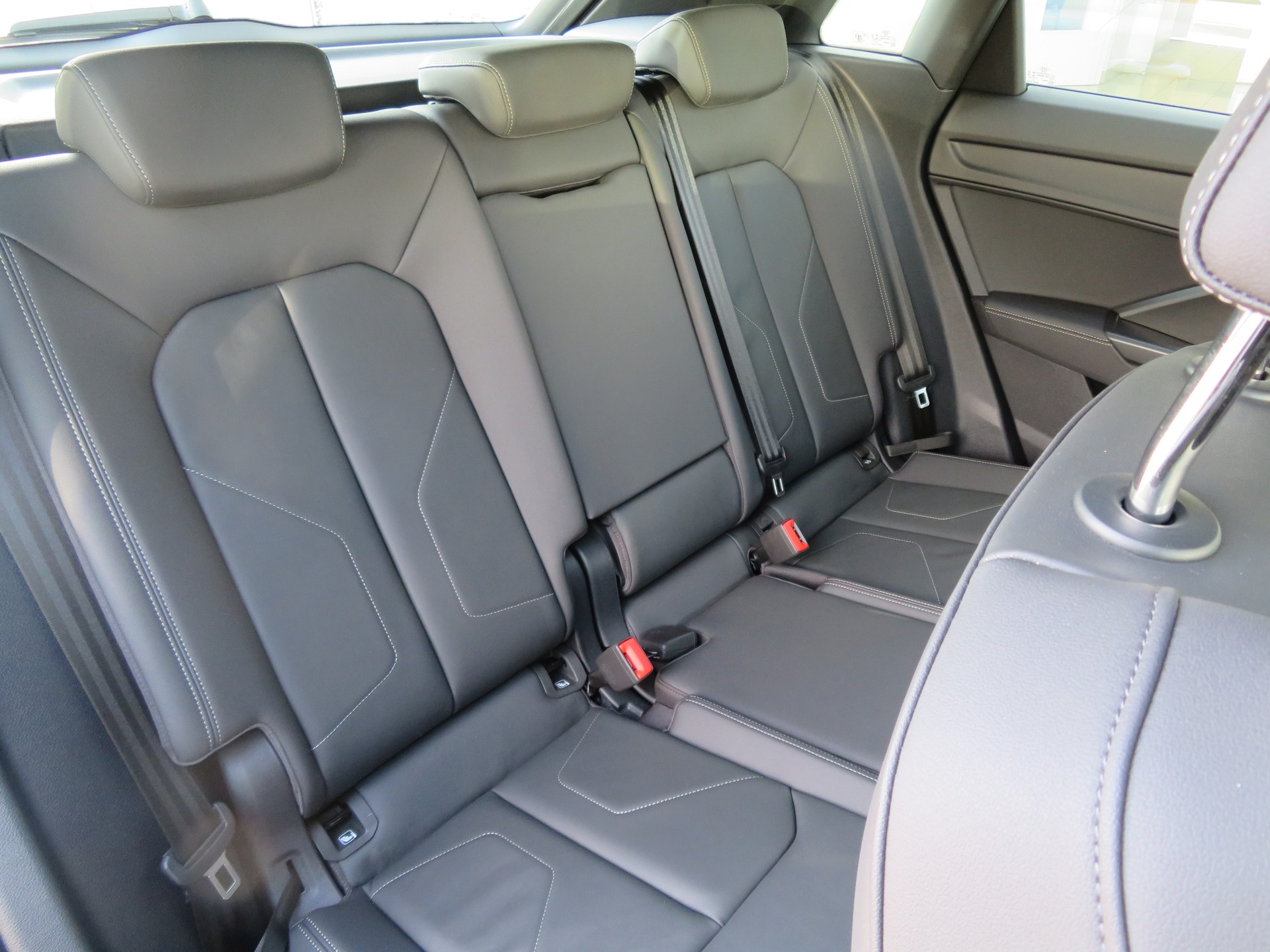 AUDI Q3 40 TFSI S line quattro S-tronic-image-9