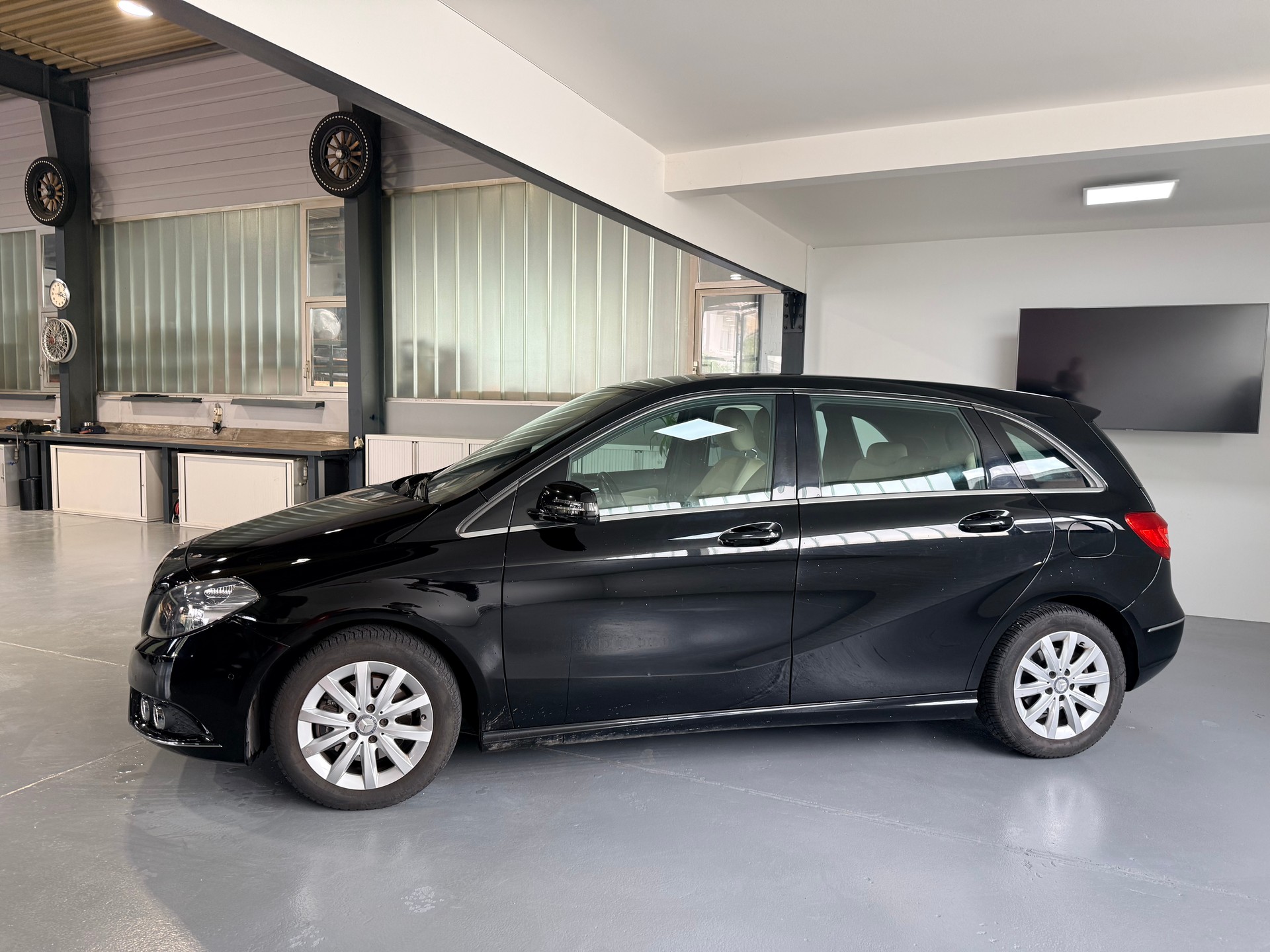 MERCEDES-BENZ B 180 Active Edition-image-3