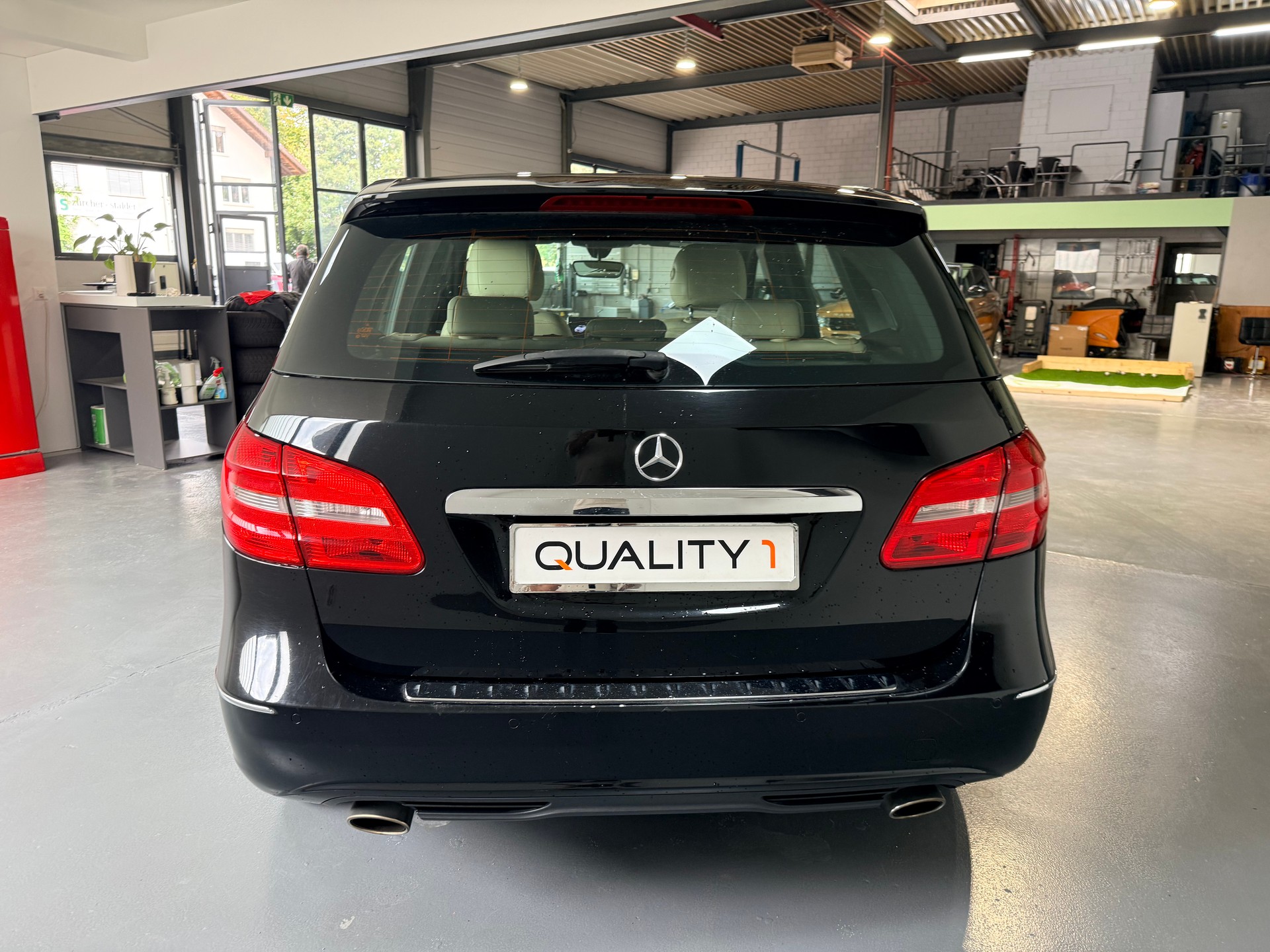 MERCEDES-BENZ B 180 Active Edition-image-5