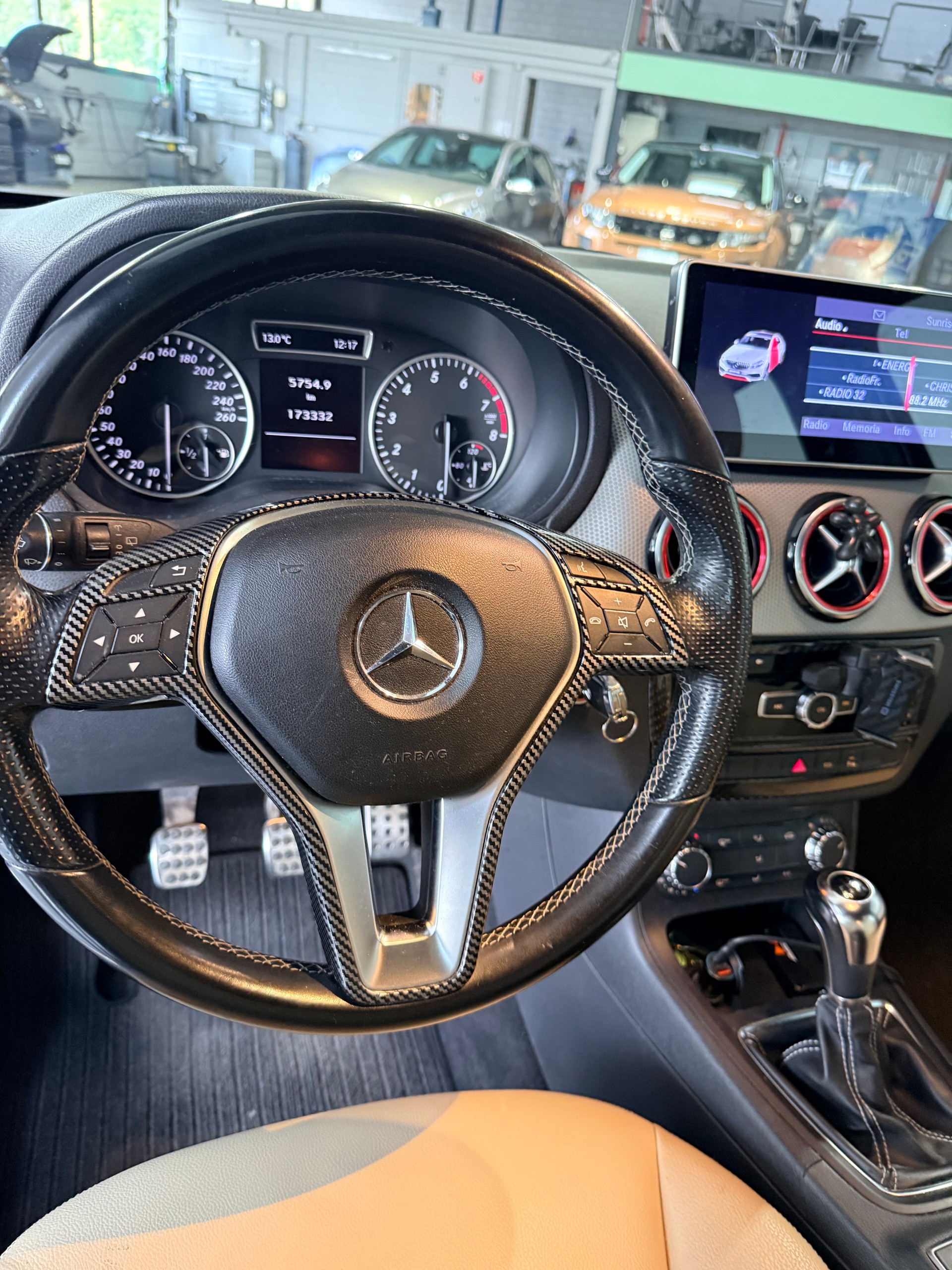 MERCEDES-BENZ B 180 Active Edition-image-9