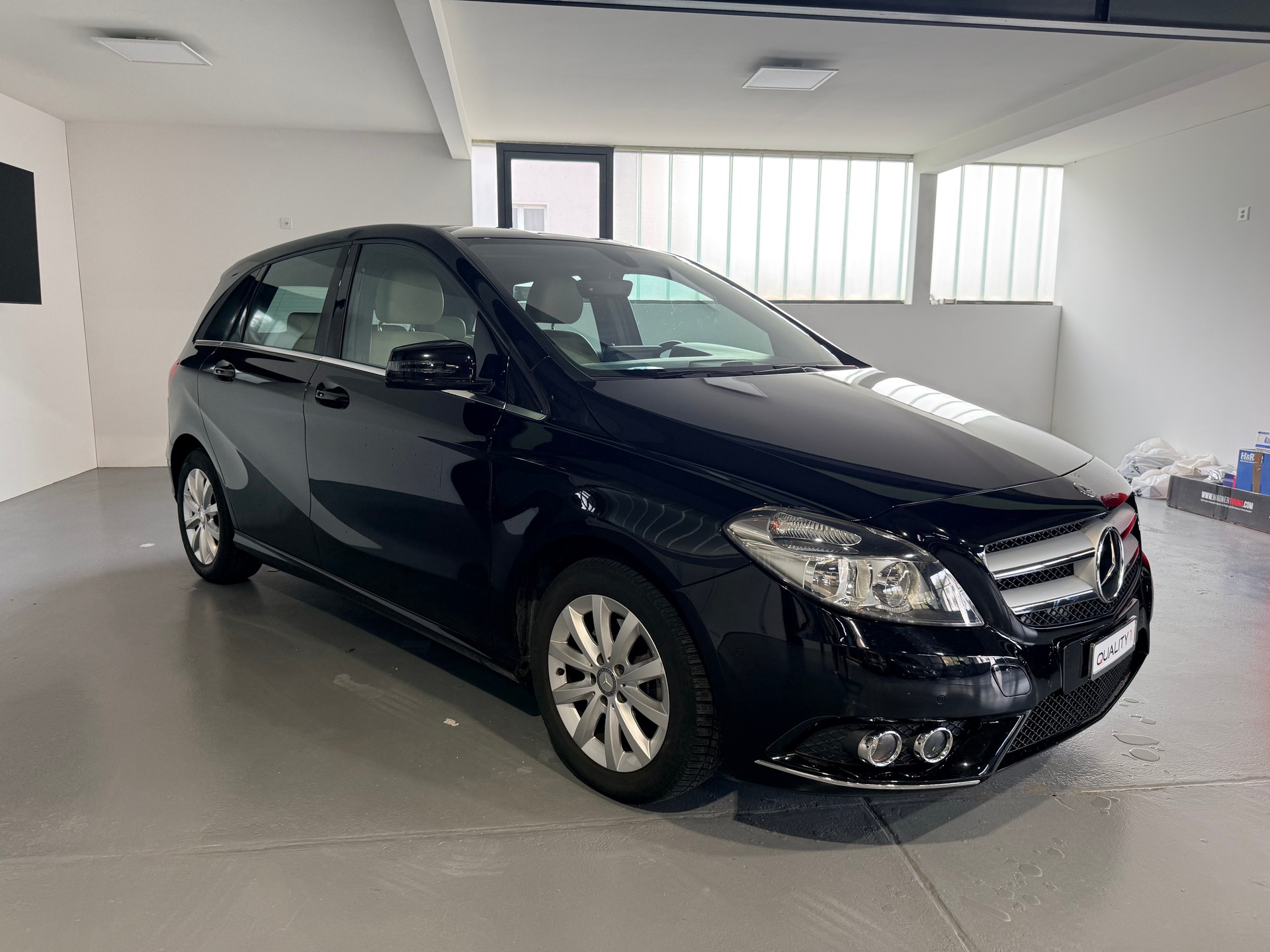 MERCEDES-BENZ B 180 Active Edition-image-1