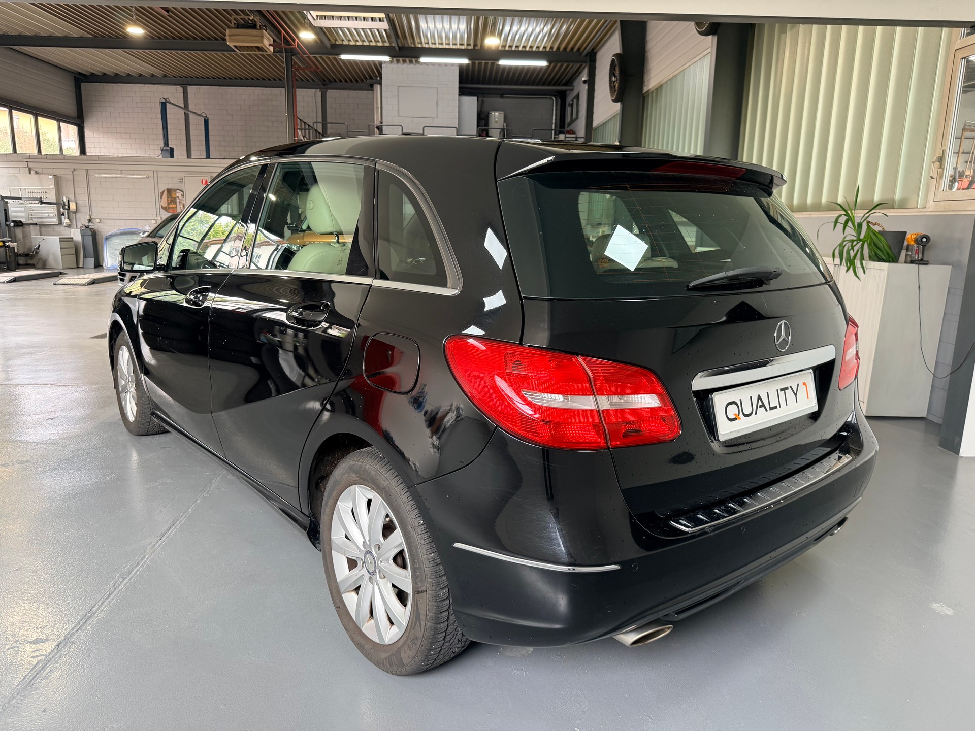 MERCEDES-BENZ B 180 Active Edition-image-4
