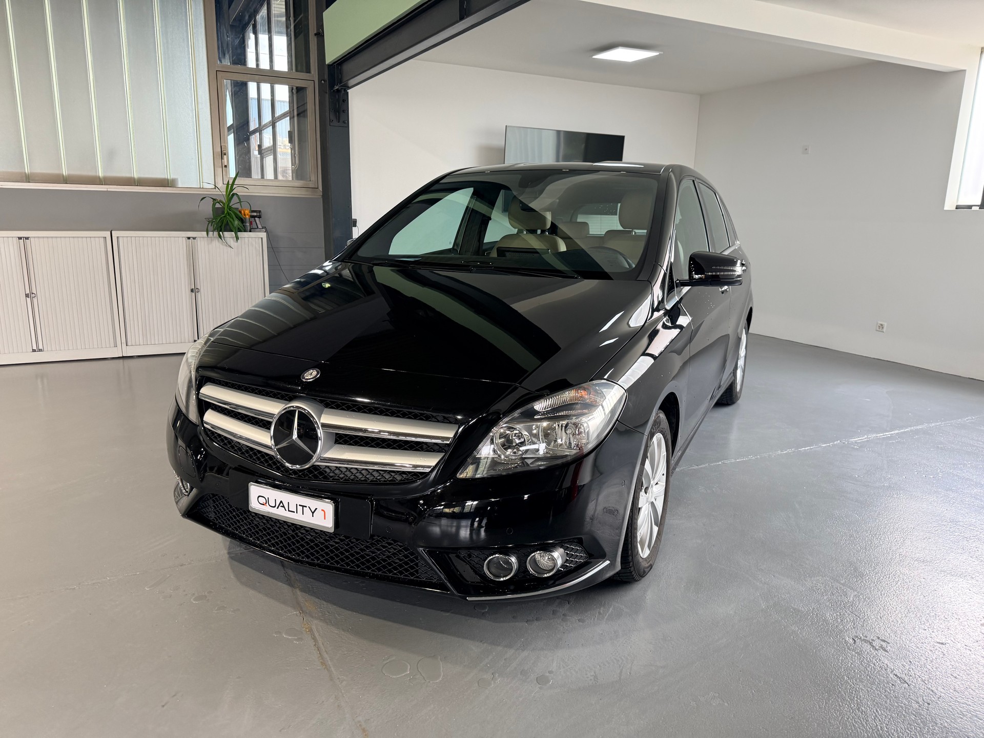 MERCEDES-BENZ B 180 Active Edition-image-2