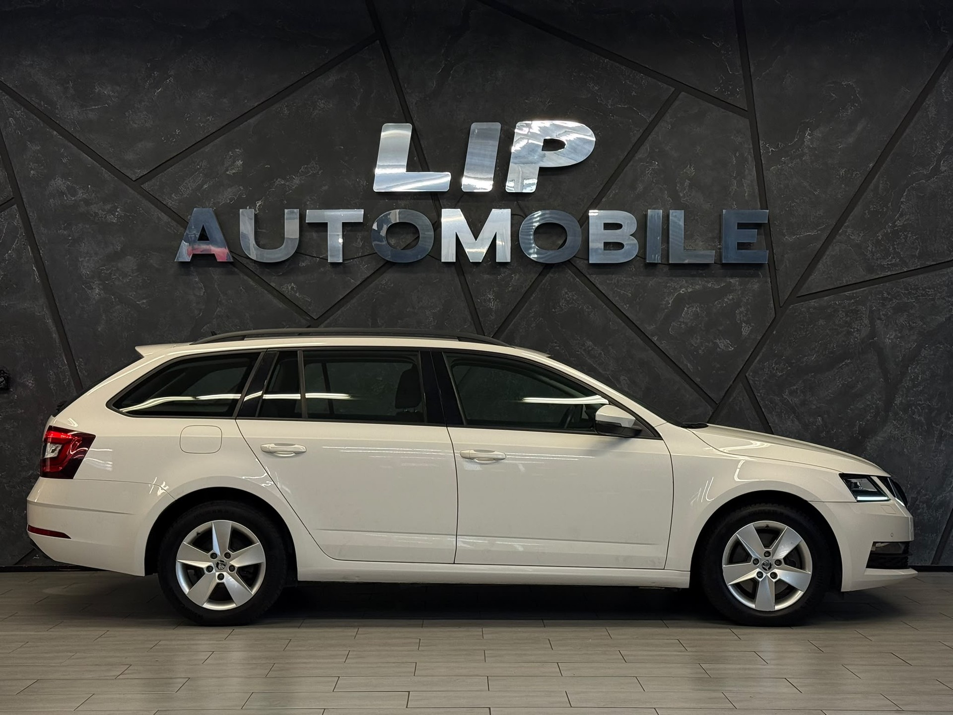 SKODA Octavia Combi 2.0 TDI Style 4x4-image-3