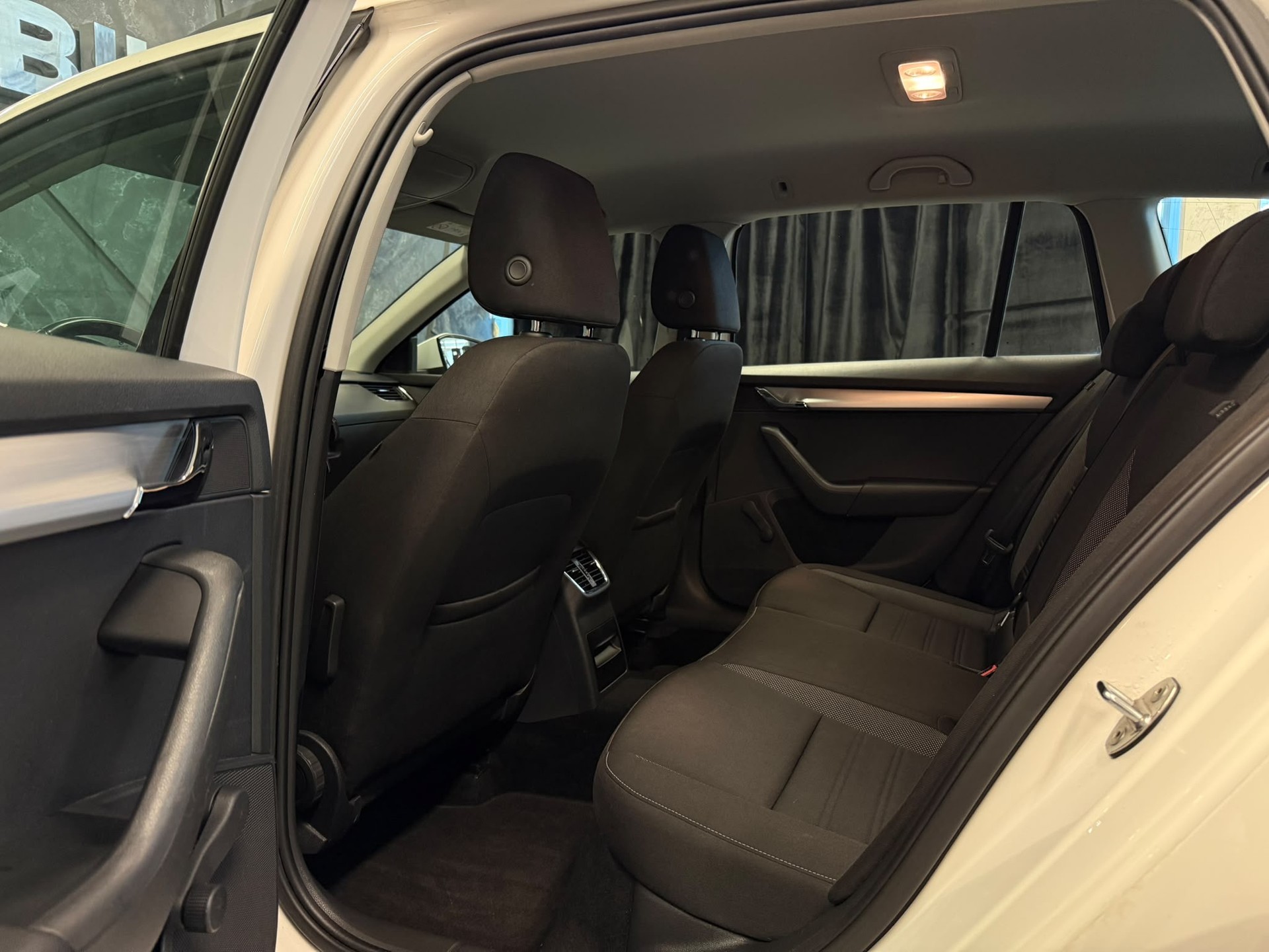 SKODA Octavia Combi 2.0 TDI Style 4x4-image-12