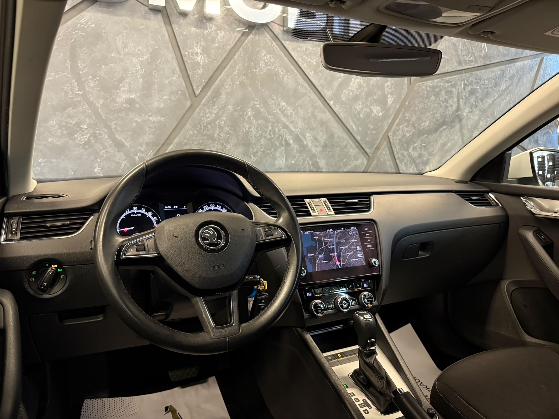 SKODA Octavia Combi 2.0 TDI Style 4x4-image-13
