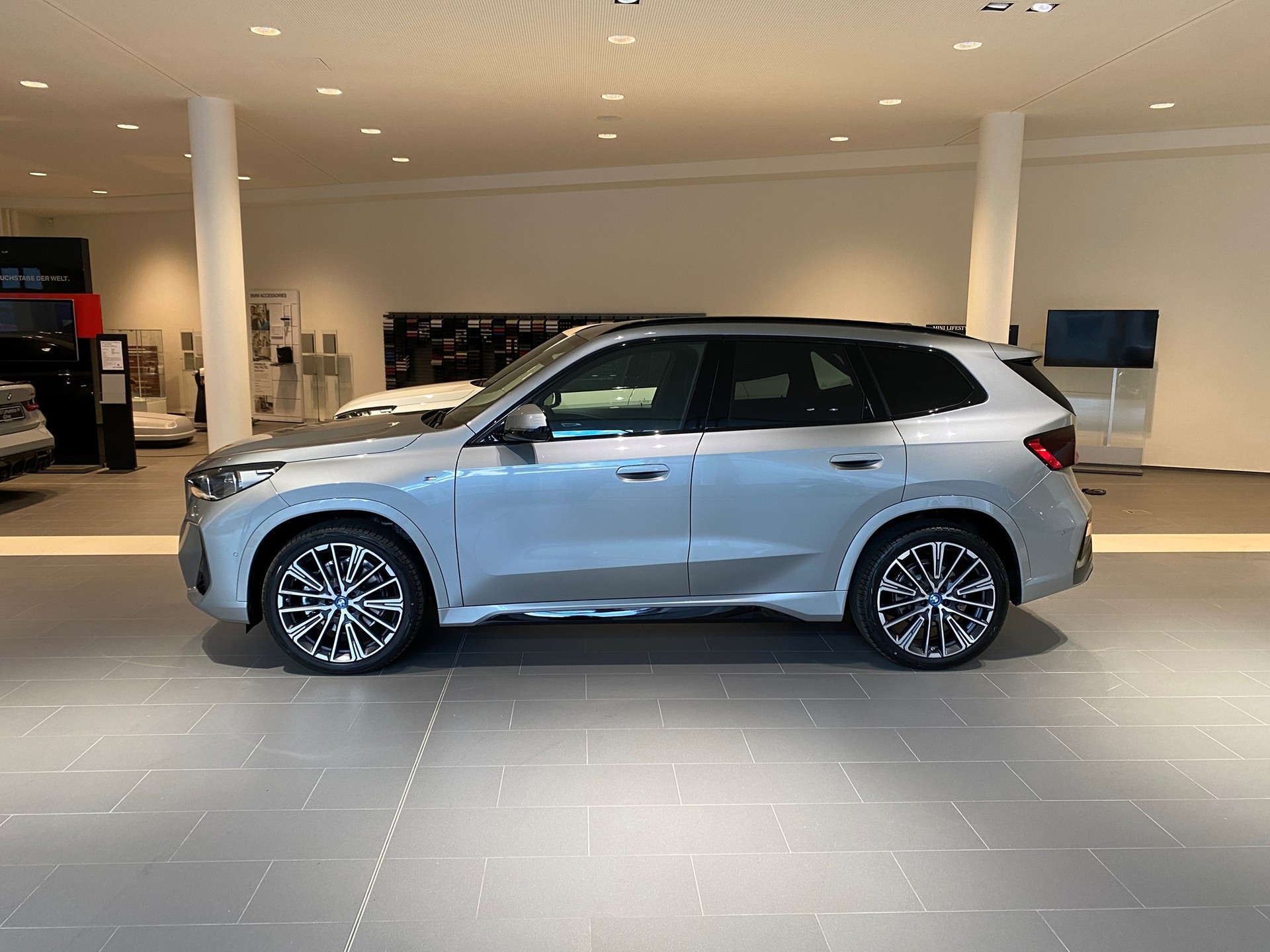 BMW iX1 xDrive 30 M Sport-showroom-element-1