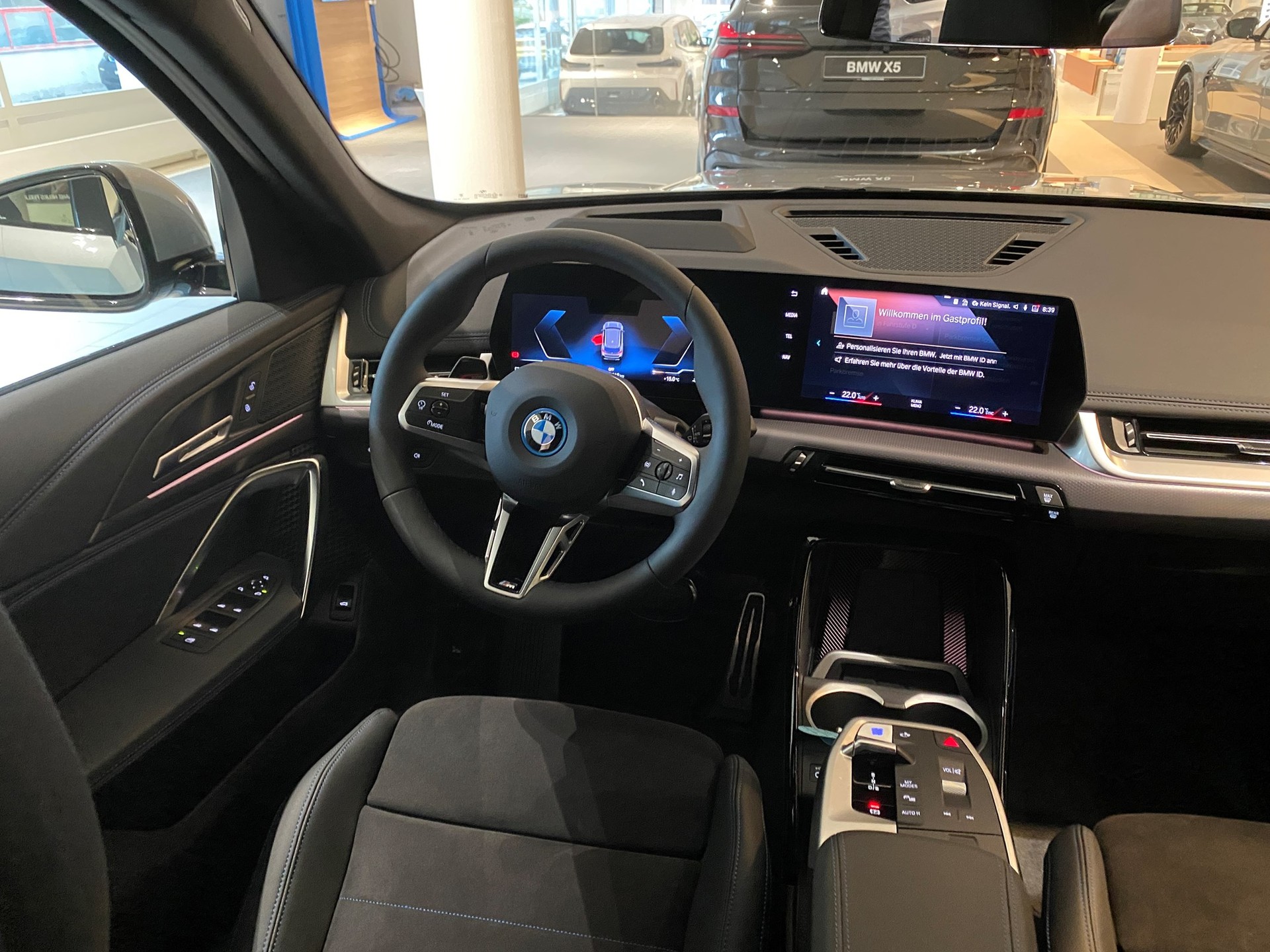BMW iX1 xDrive 30 M Sport-image-4