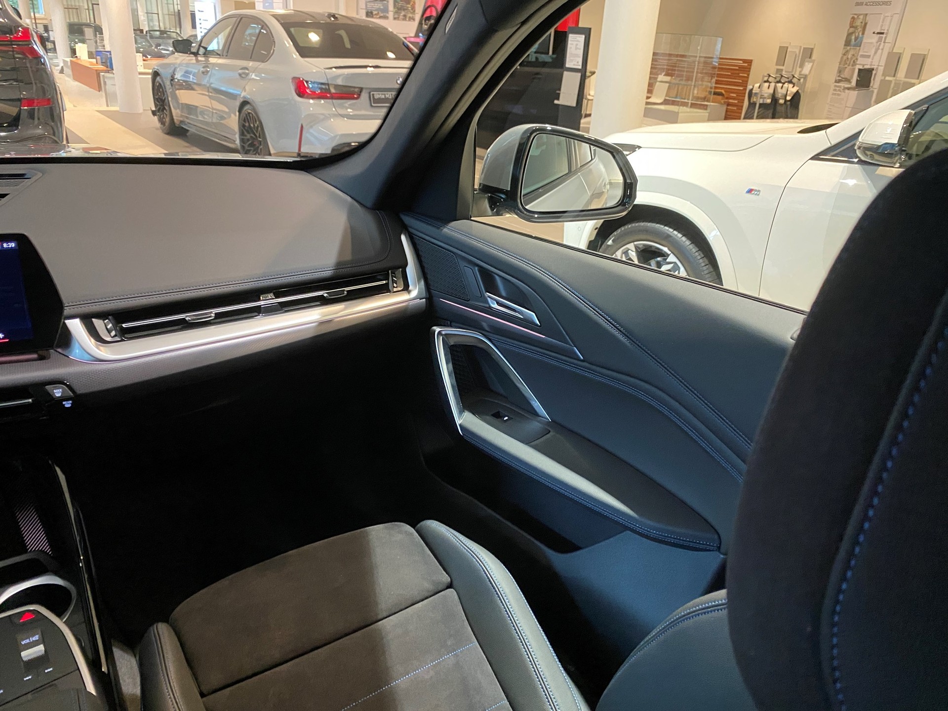 BMW iX1 xDrive 30 M Sport-image-5