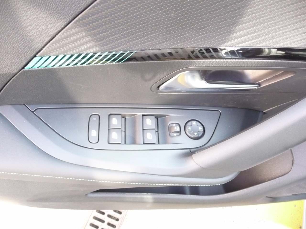 PEUGEOT 2008 e-Allure Pack-image-9