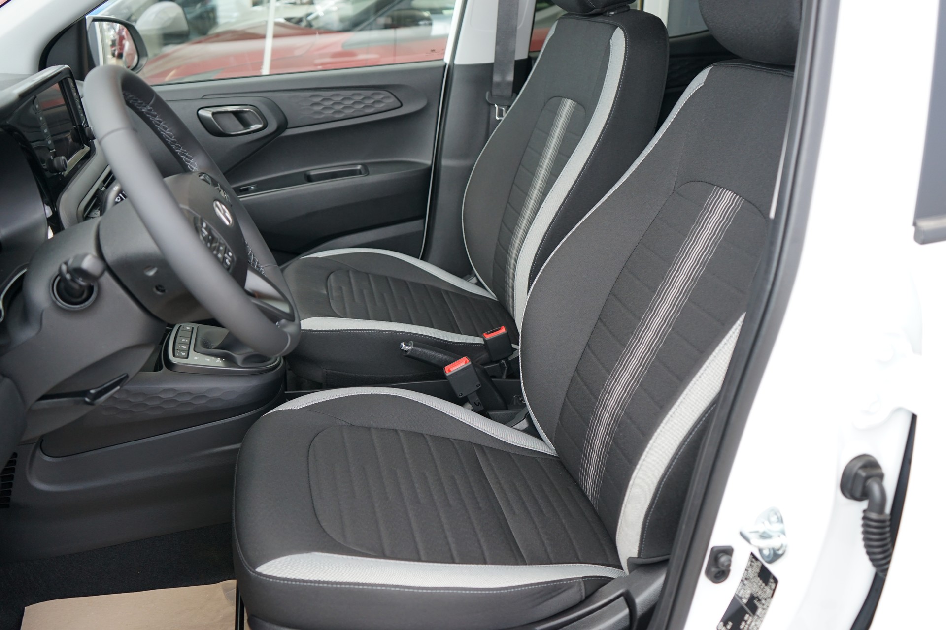 HYUNDAI i10 1.2 Amplia Aut.-image-9