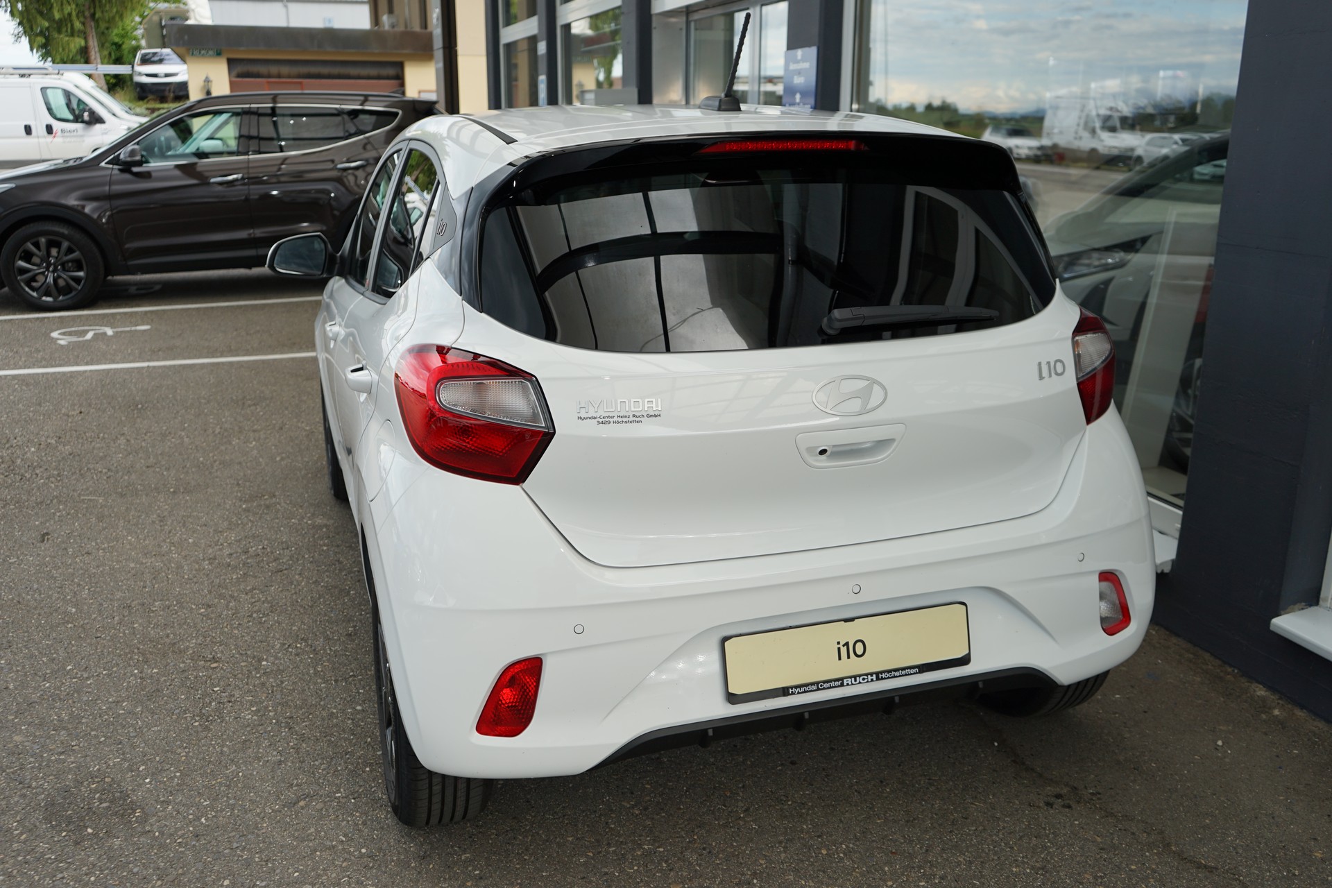 HYUNDAI i10 1.2 Amplia Aut.-image-6
