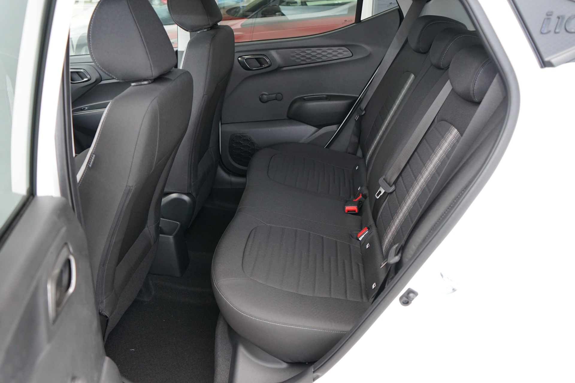 HYUNDAI i10 1.2 Amplia Aut.-image-13