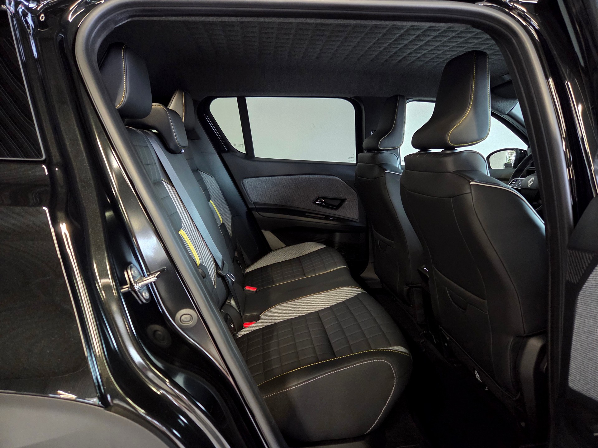 RENAULT R4 E-TECH ELECTRIC iconic 150PS Comfort Range-image-18