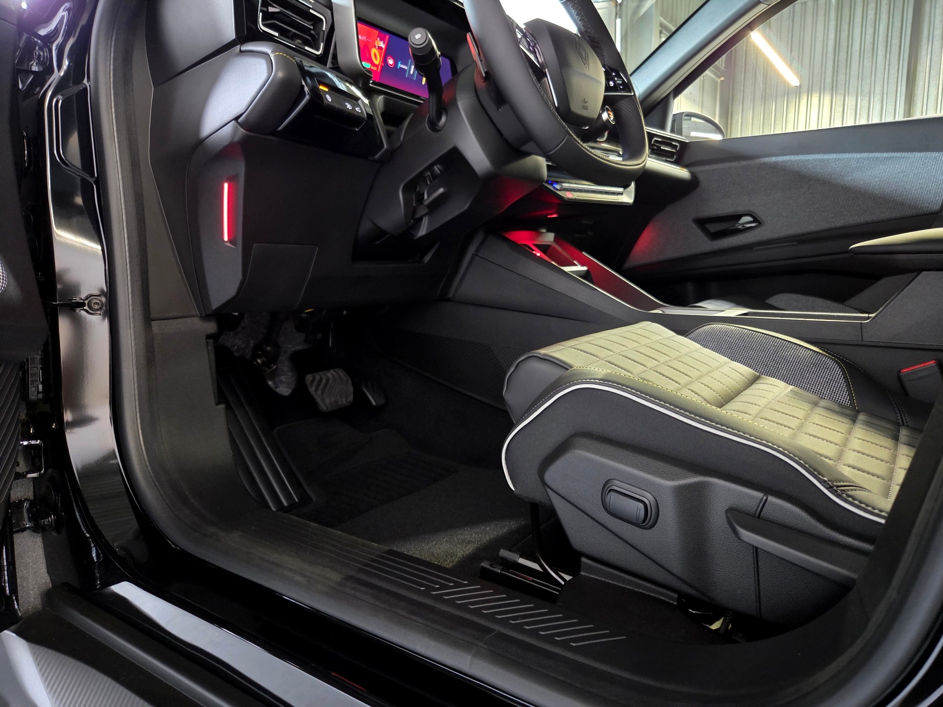 RENAULT R4 E-TECH ELECTRIC iconic 150PS Comfort Range-image-11