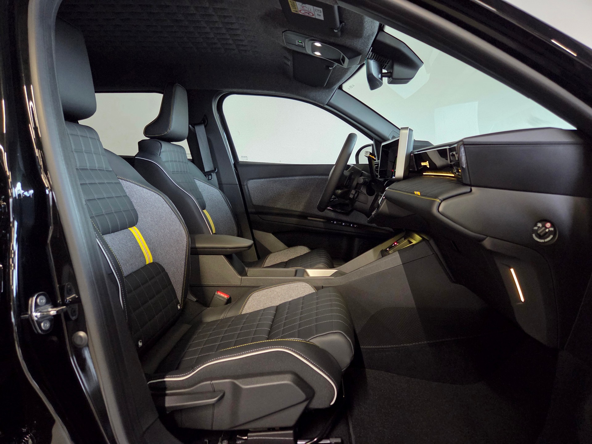 RENAULT R4 E-TECH ELECTRIC iconic 150PS Comfort Range-image-13