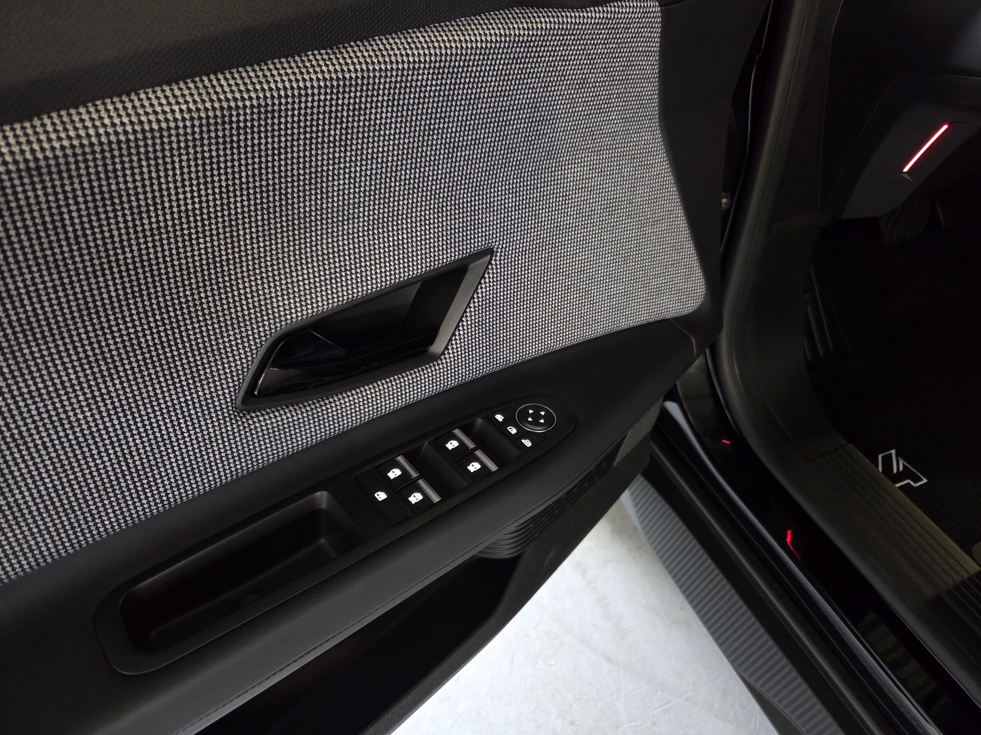 RENAULT R4 E-TECH ELECTRIC iconic 150PS Comfort Range-image-12