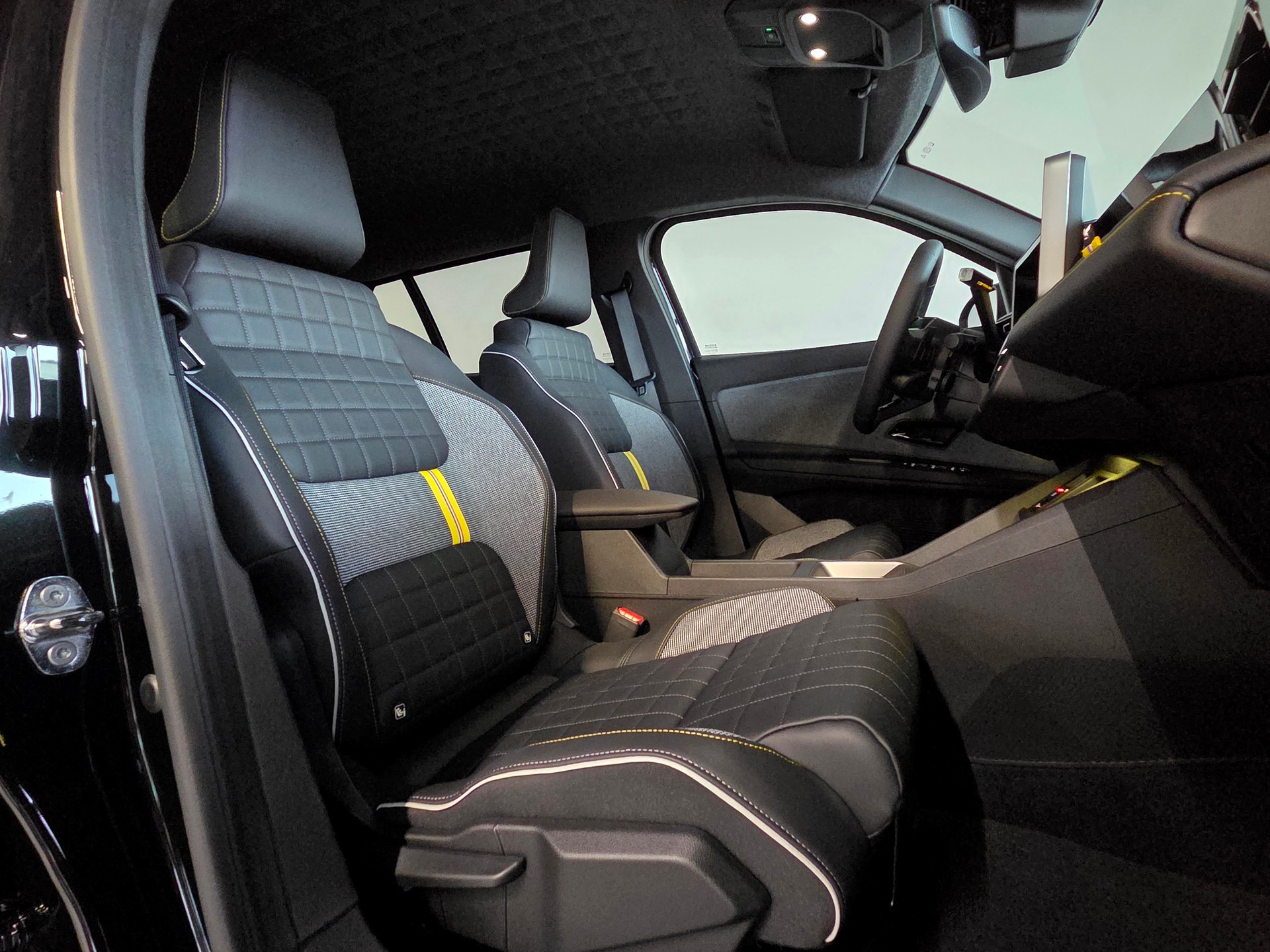 RENAULT R4 E-TECH ELECTRIC iconic 150PS Comfort Range-image-7