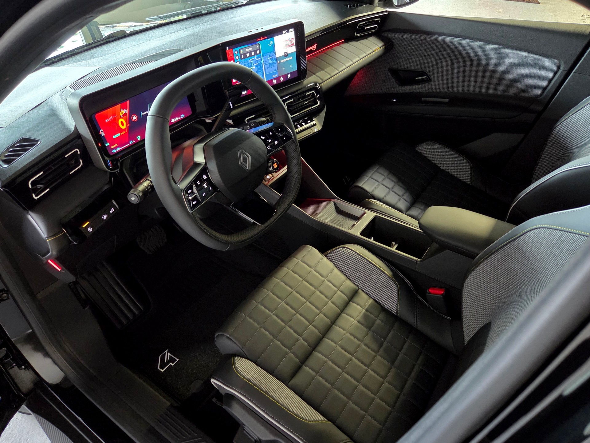 RENAULT R4 E-TECH ELECTRIC iconic 150PS Comfort Range-image-3