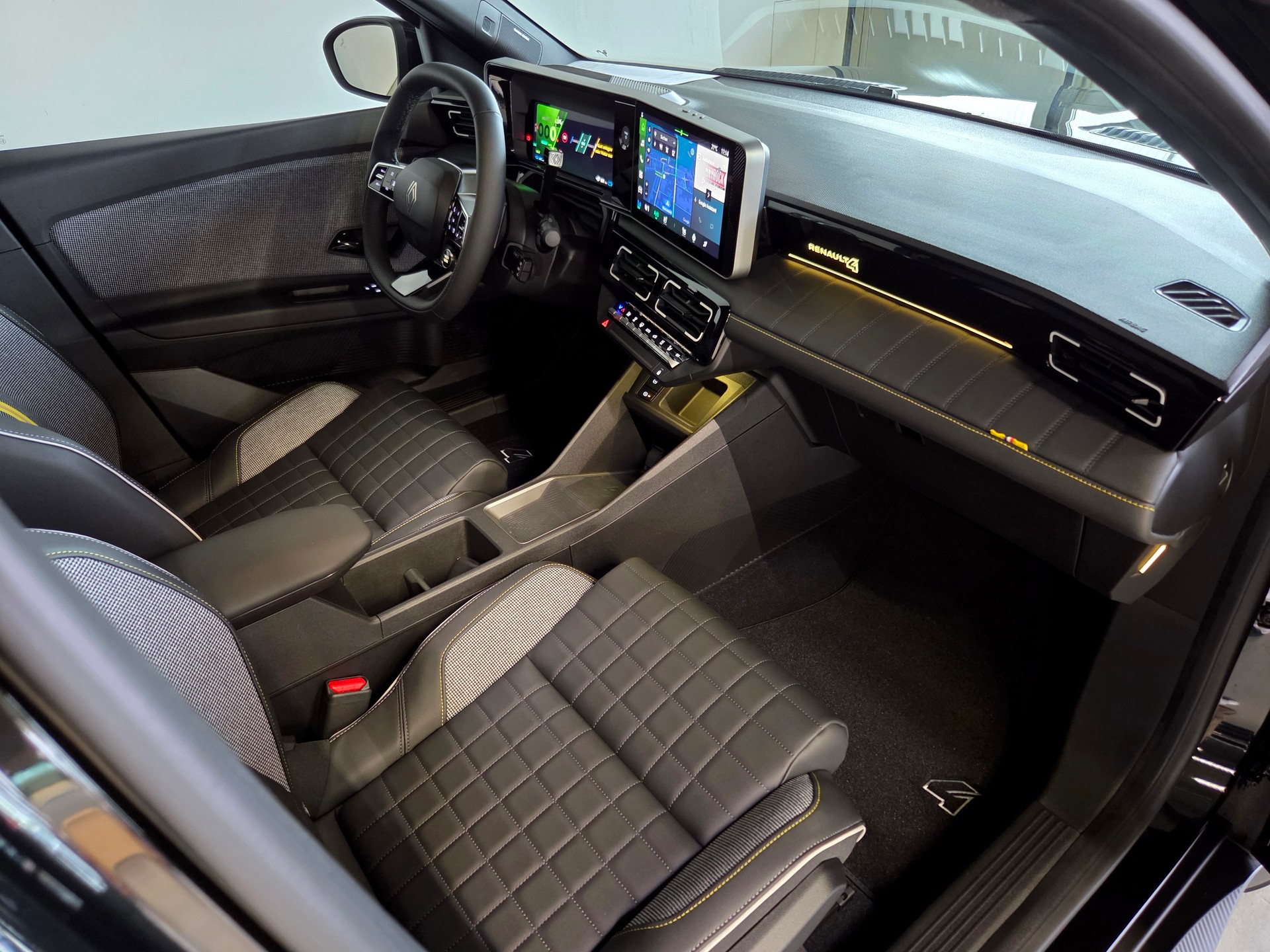 RENAULT R4 E-TECH ELECTRIC iconic 150PS Comfort Range-image-16