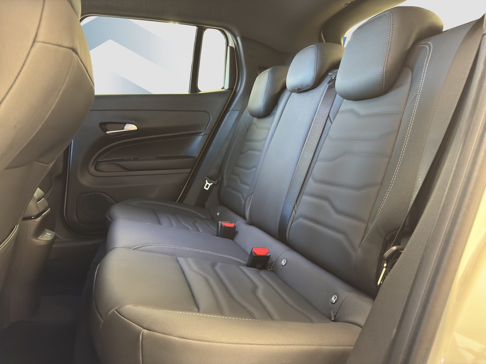 JEEP AVENGER 1.2 MHEV Overland 4-image-7