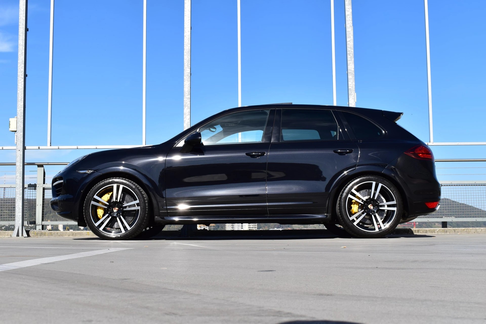 PORSCHE CAYENNE TURBO S BLACK l 551 PS-image-1
