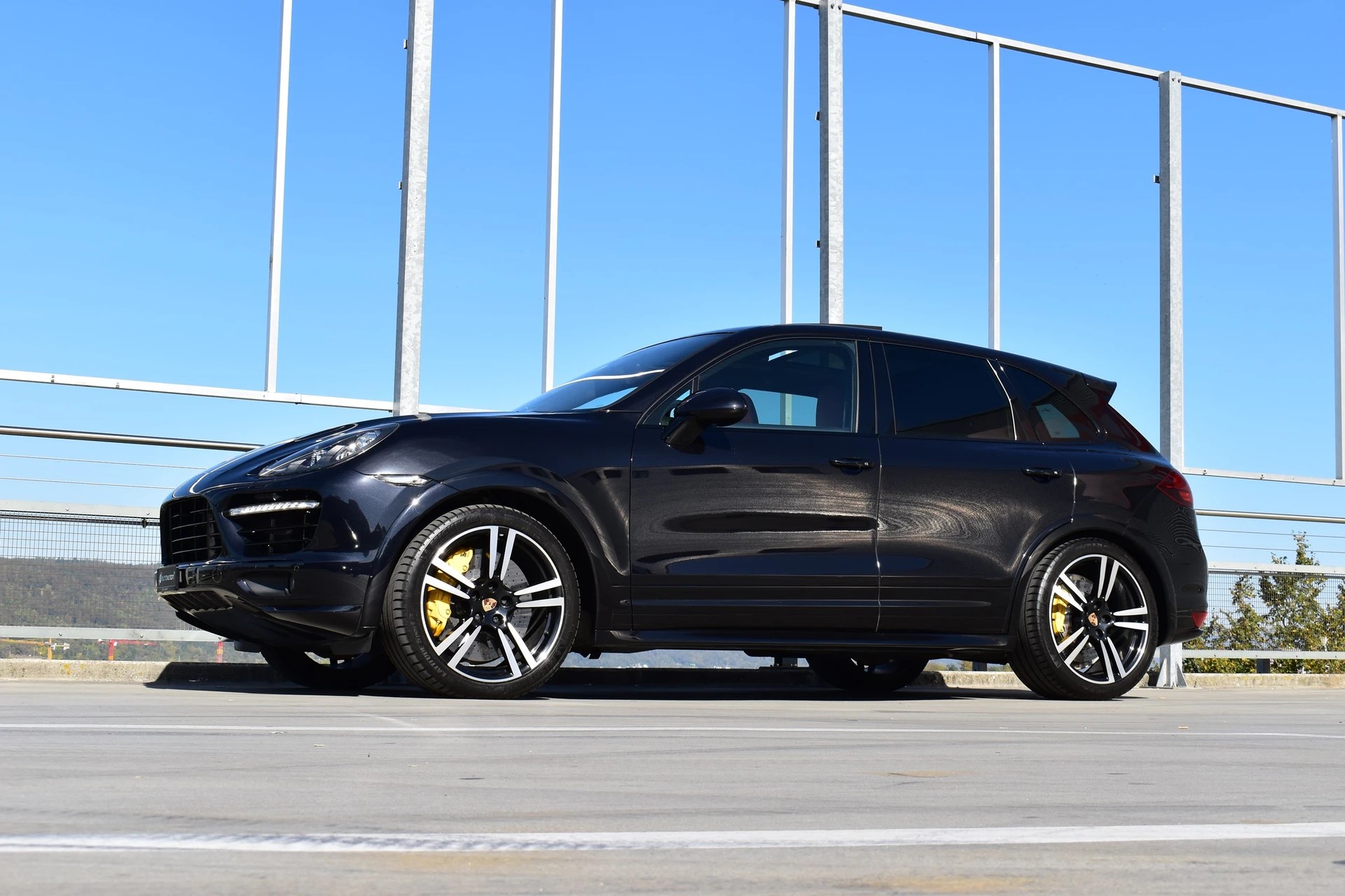 PORSCHE CAYENNE TURBO S BLACK l 551 PS-image-11