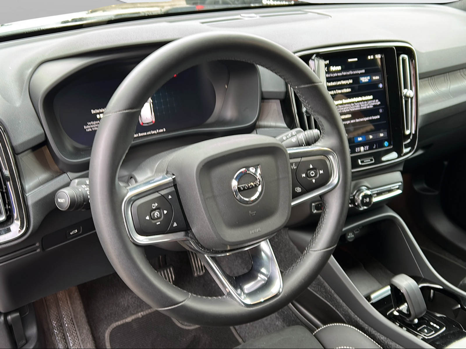 VOLVO EX40 82kWh Twin Motor AWD Plus-image-9