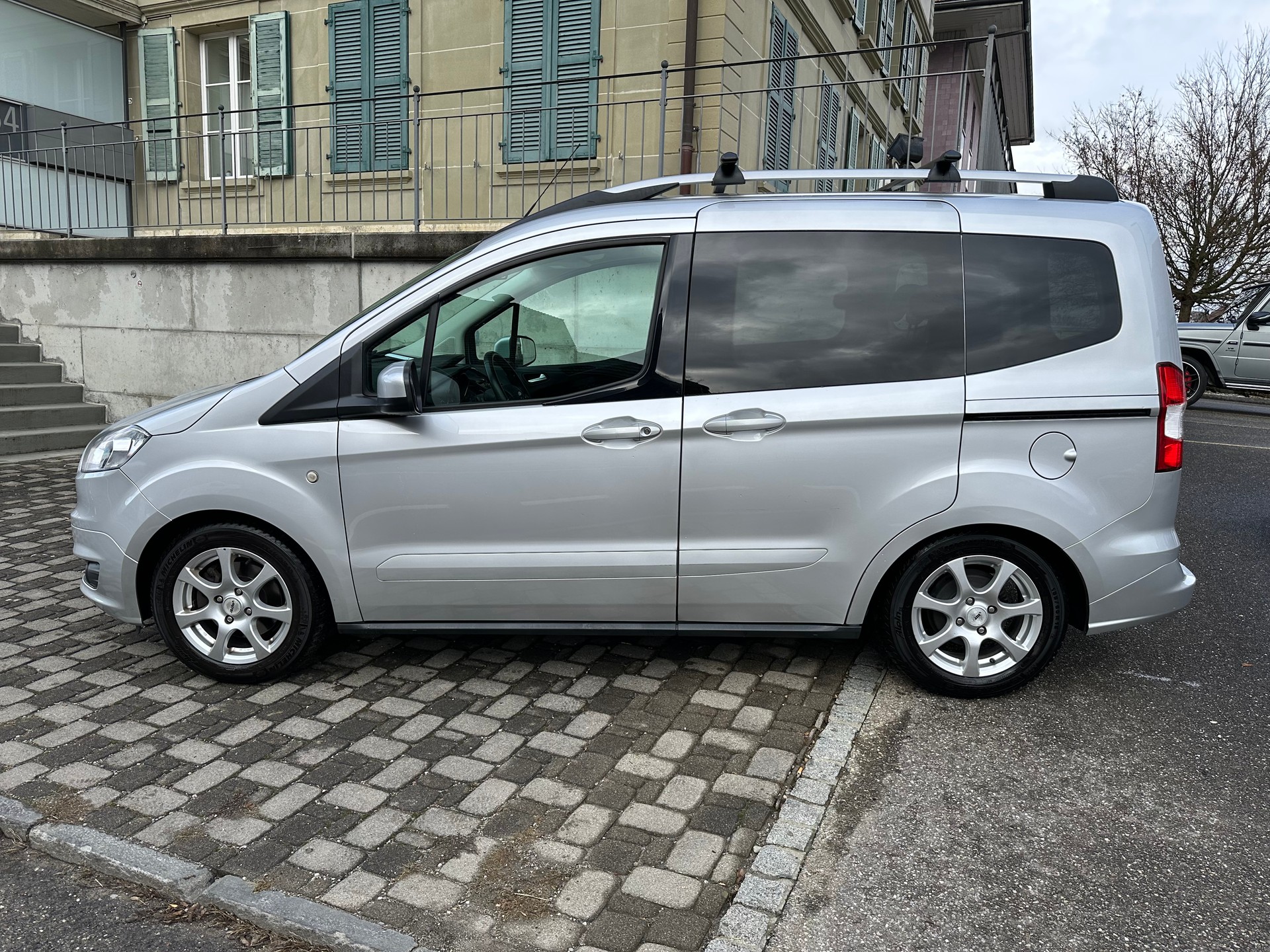 FORD Tourneo Courier 1.0 SCTi Ambiente-image-2