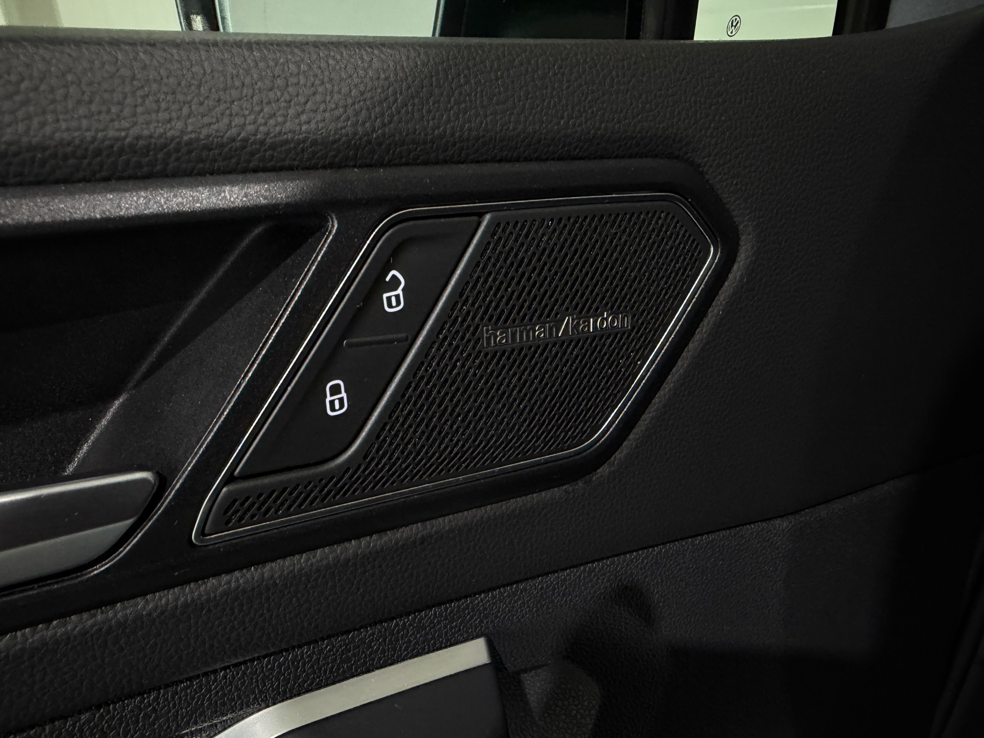 VW Tiguan 2.0TSI R-Line 4Motion DSG (CH) Black Style *244PS*-image-17
