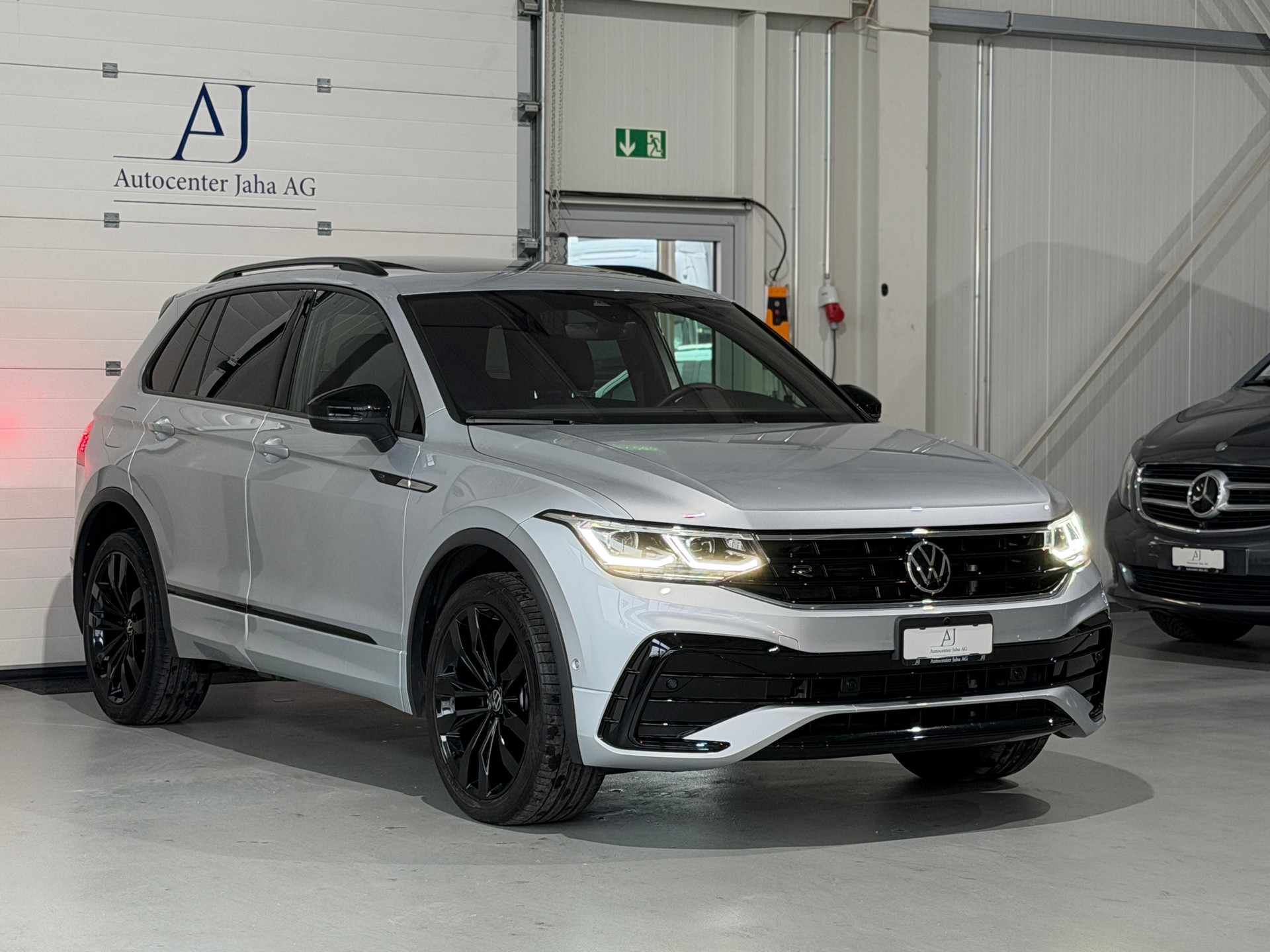 VW Tiguan 2.0TSI R-Line 4Motion DSG (CH) Black Style *244PS*-image-5
