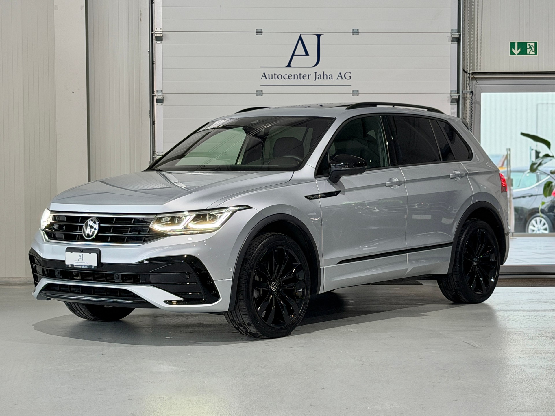 VW Tiguan 2.0TSI R-Line 4Motion DSG (CH) Black Style *244PS*-image-2